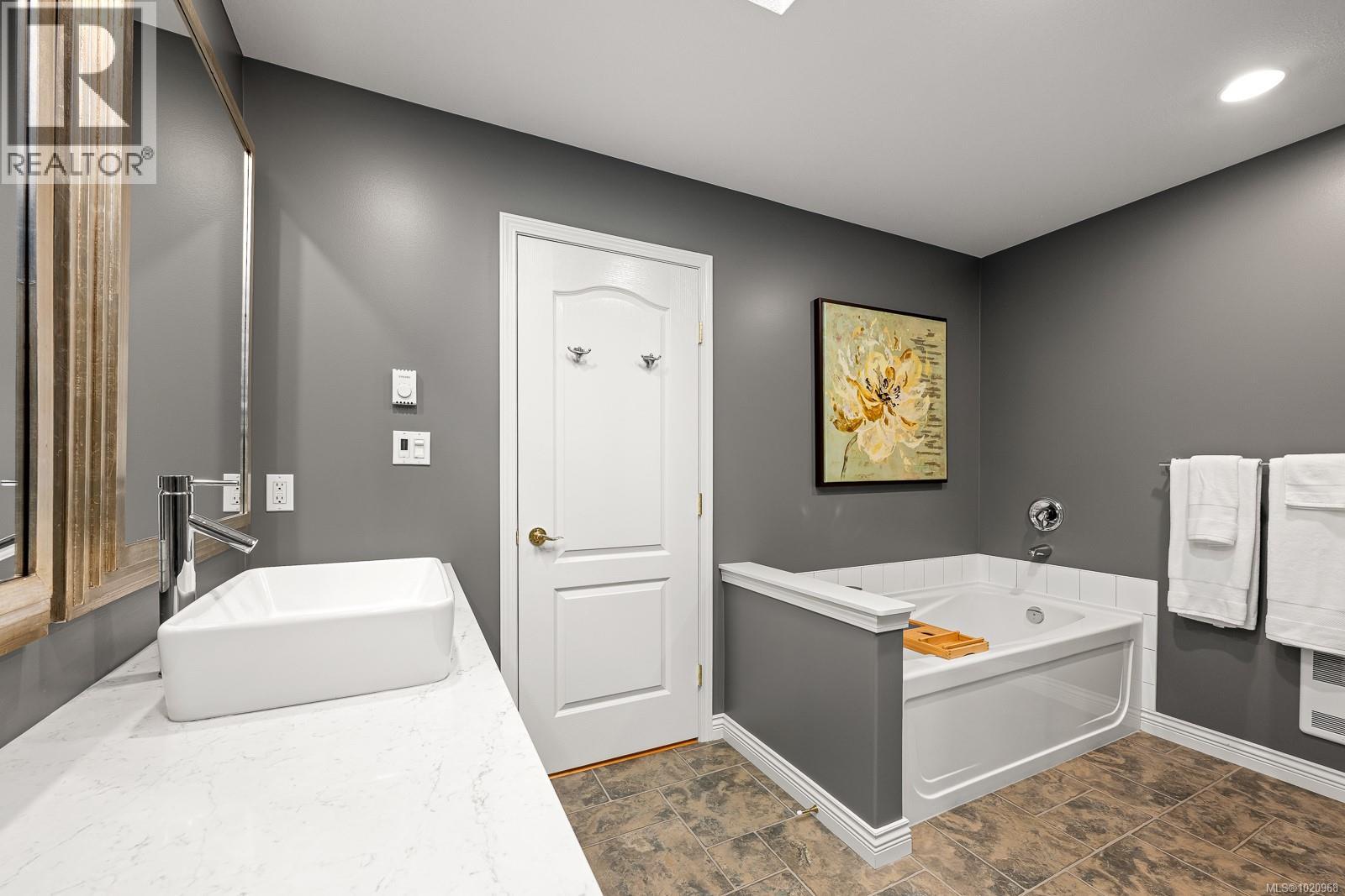 13 2475 Mansfield Dr, Courtenay