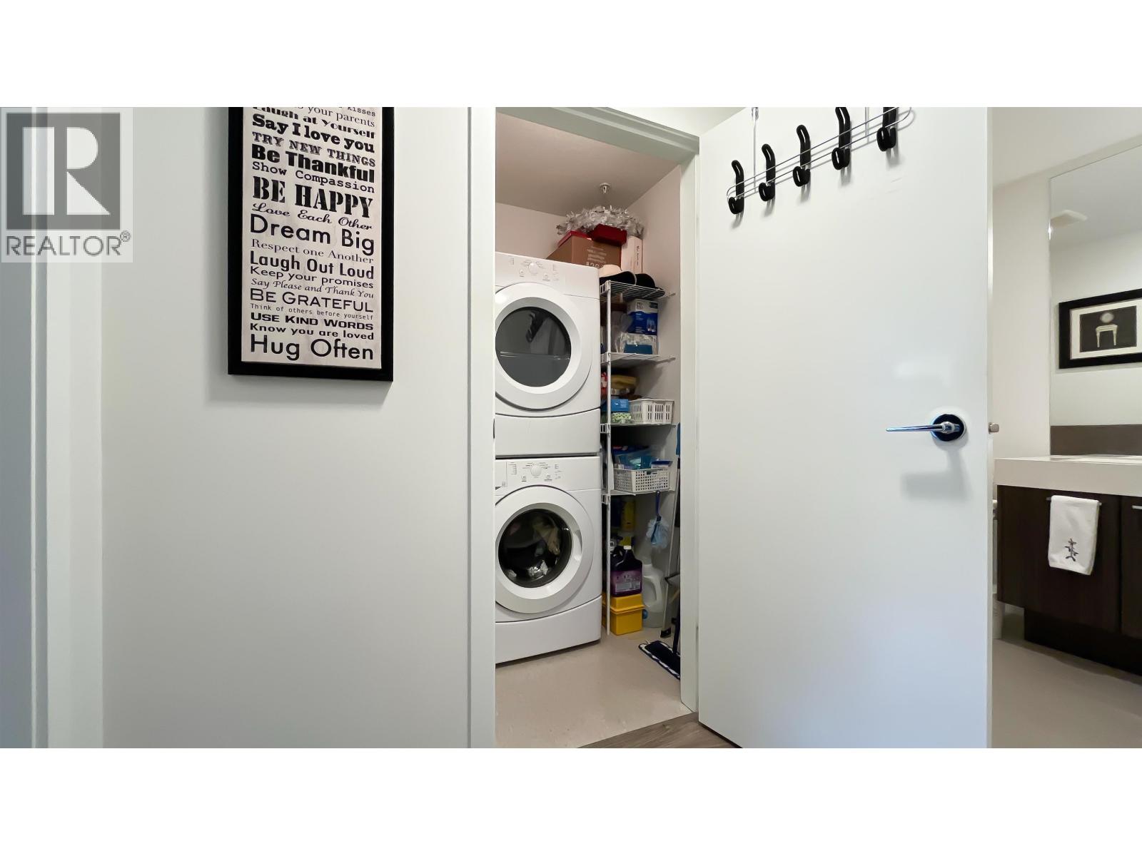 211 545 FOSTER AVENUE, Coquitlam