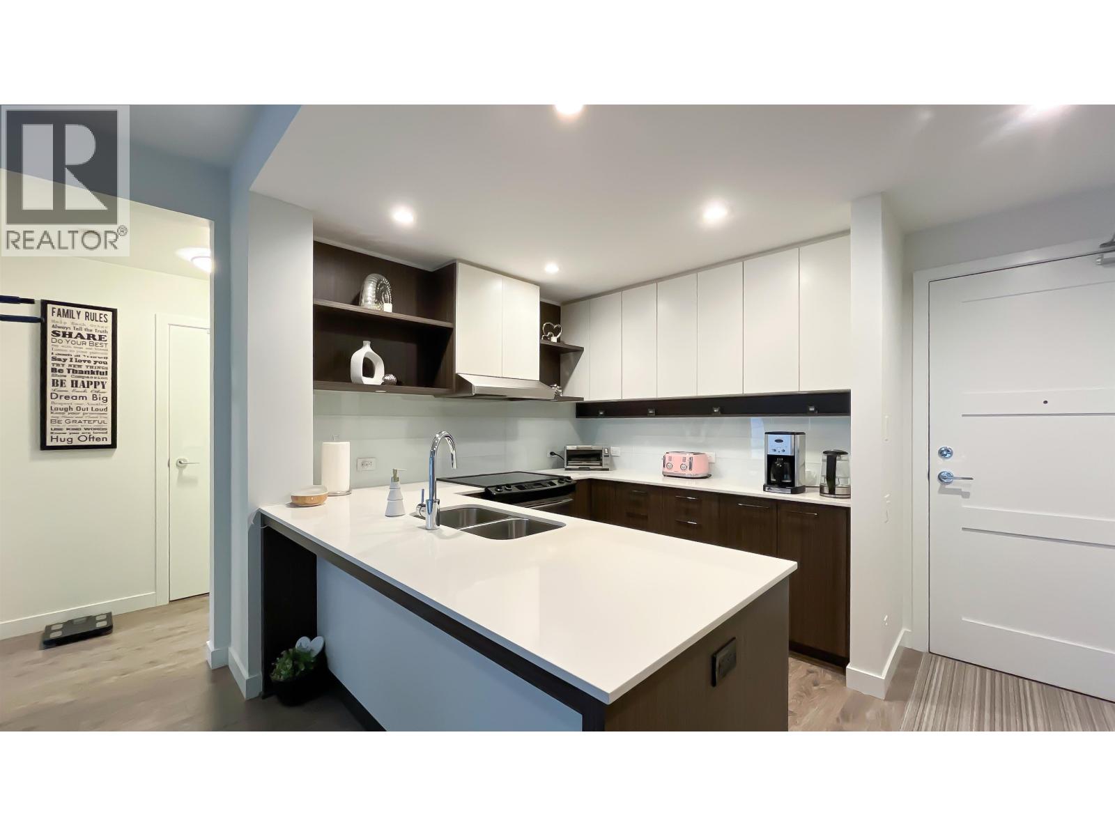 211 545 FOSTER AVENUE, Coquitlam