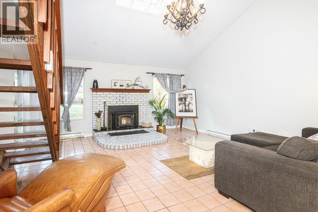 5613 TRAIL AVENUE, Sechelt