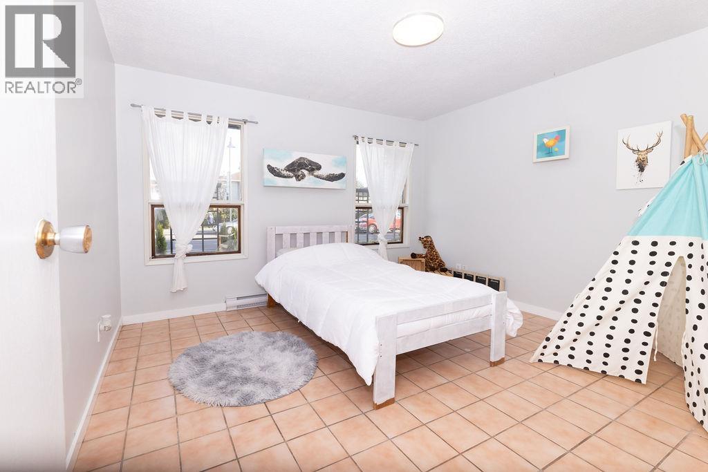 5613 TRAIL AVENUE, Sechelt