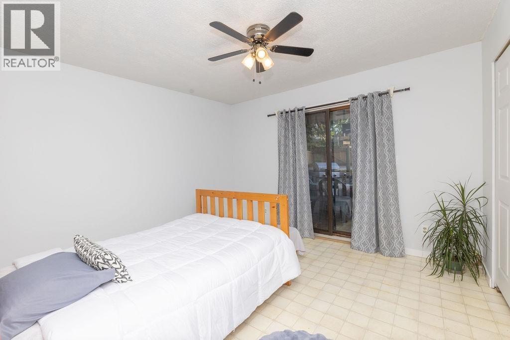 5613 TRAIL AVENUE, Sechelt