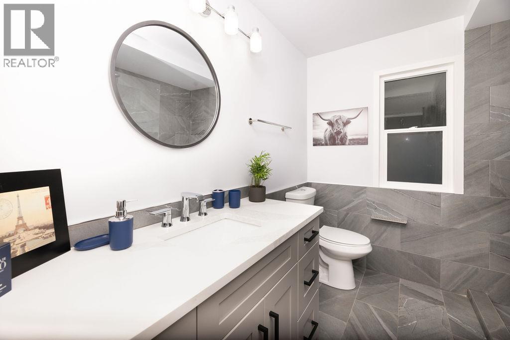 5613 TRAIL AVENUE, Sechelt