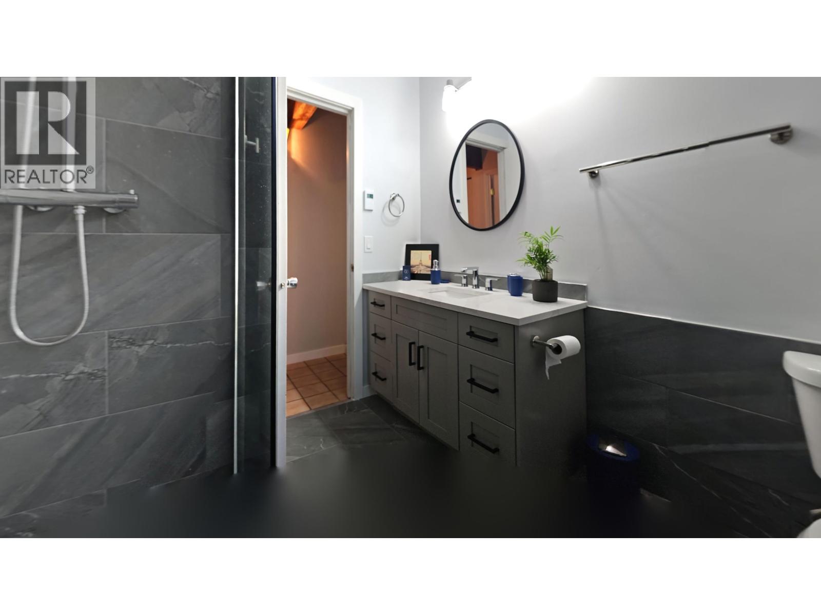 5613 TRAIL AVENUE, Sechelt