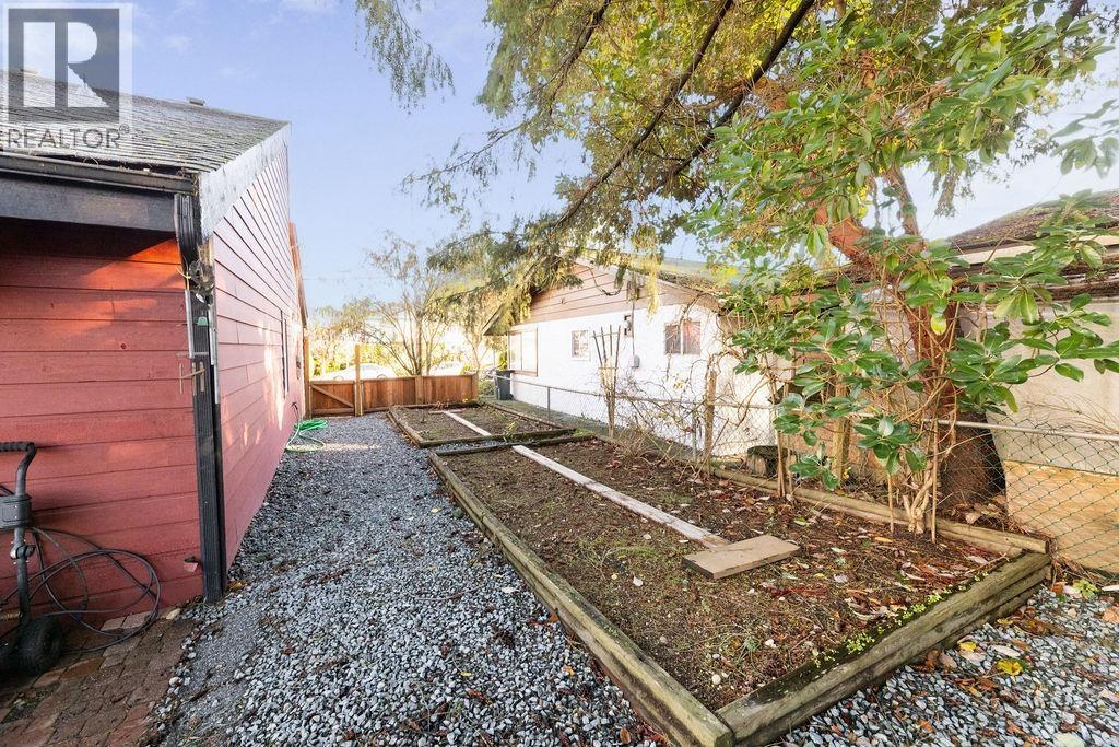 5613 TRAIL AVENUE, Sechelt