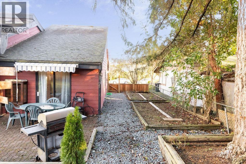 5613 TRAIL AVENUE, Sechelt