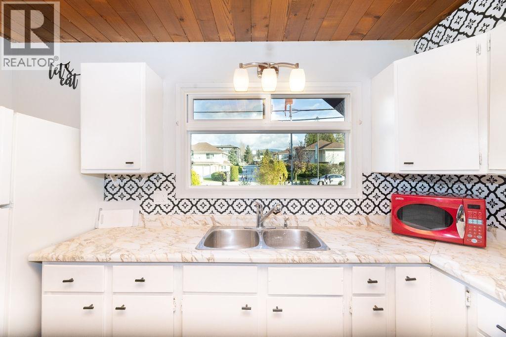 5613 TRAIL AVENUE, Sechelt