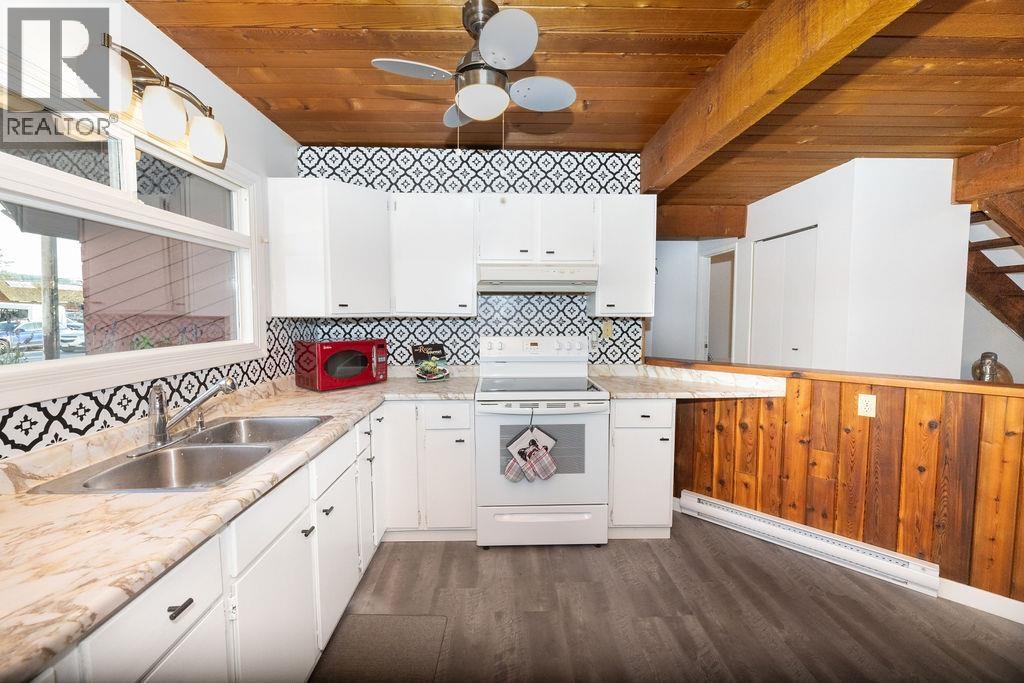 5613 TRAIL AVENUE, Sechelt