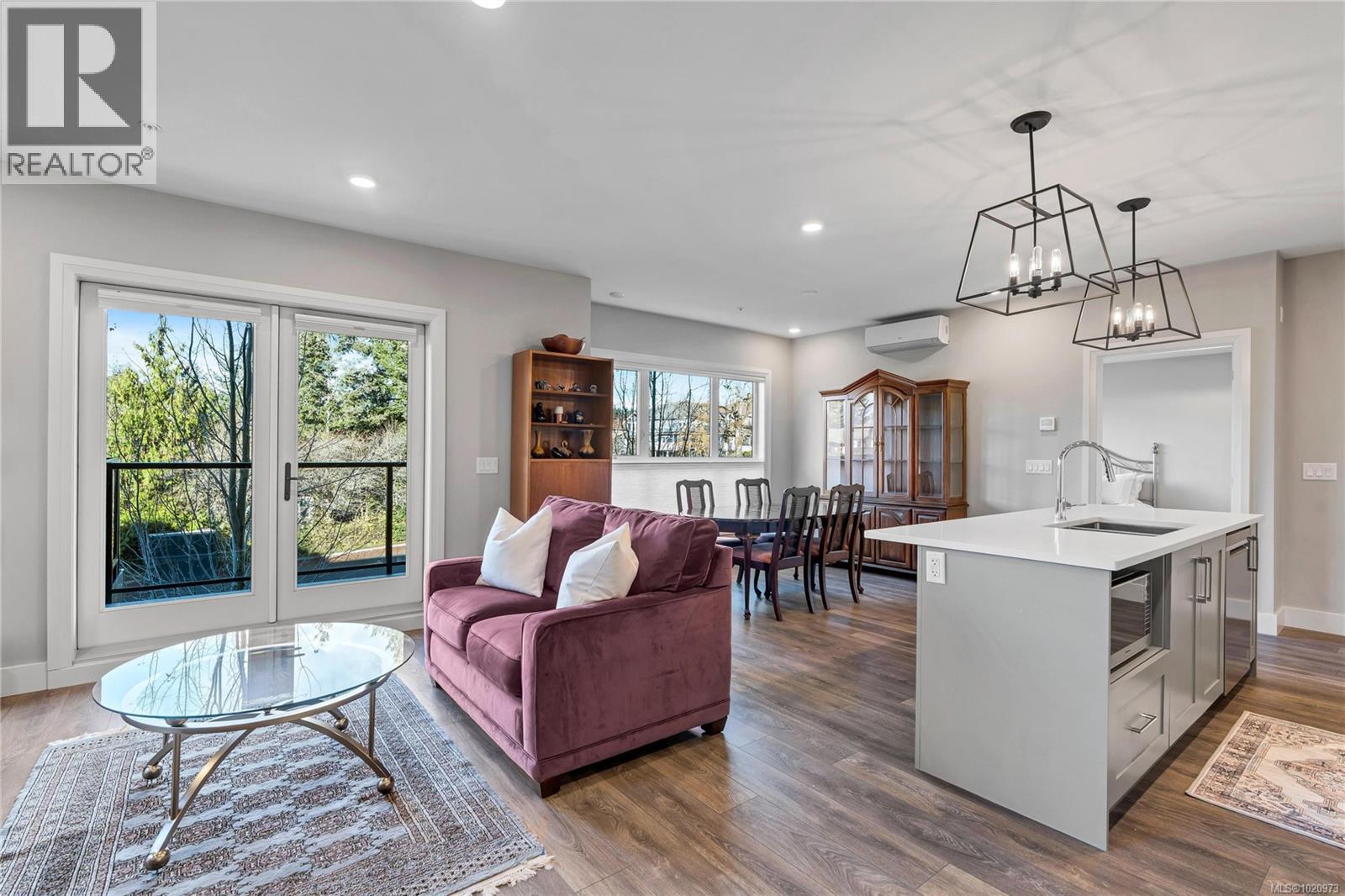 204 741 Travino Lane, Saanich