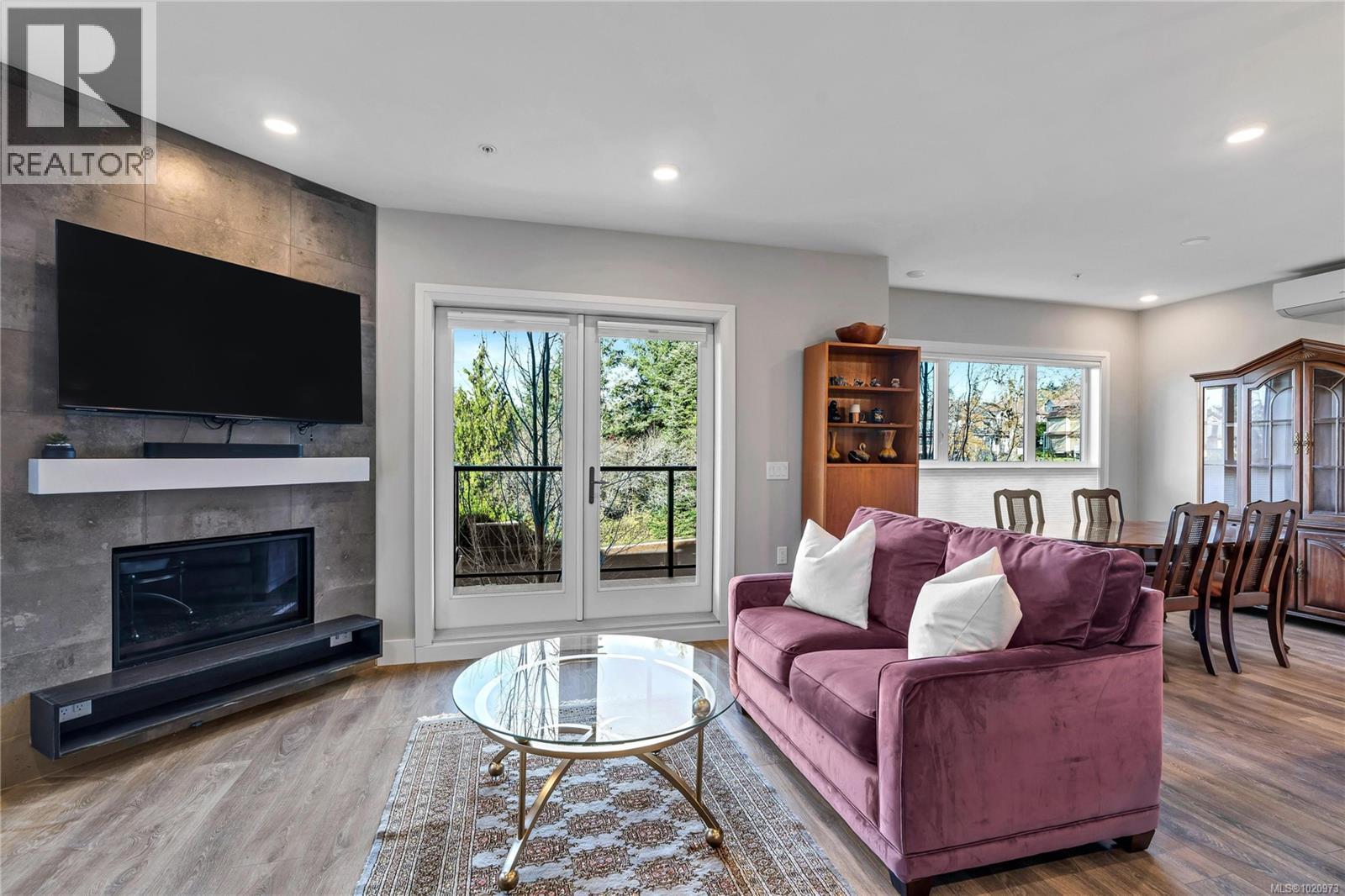 204 741 Travino Lane, Saanich