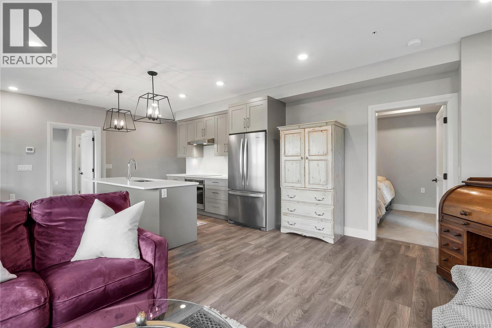 204 741 Travino Lane, Saanich