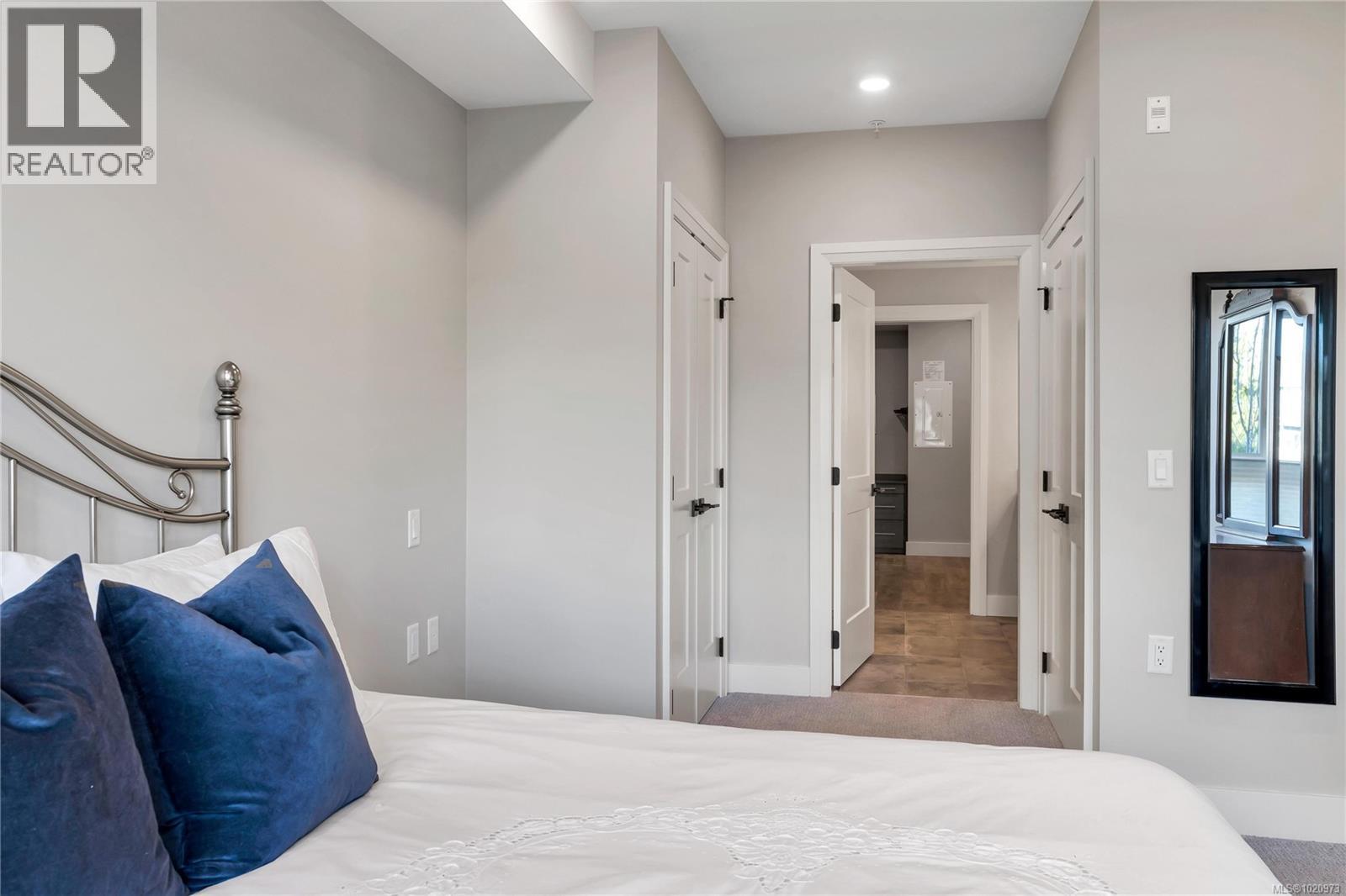 204 741 Travino Lane, Saanich