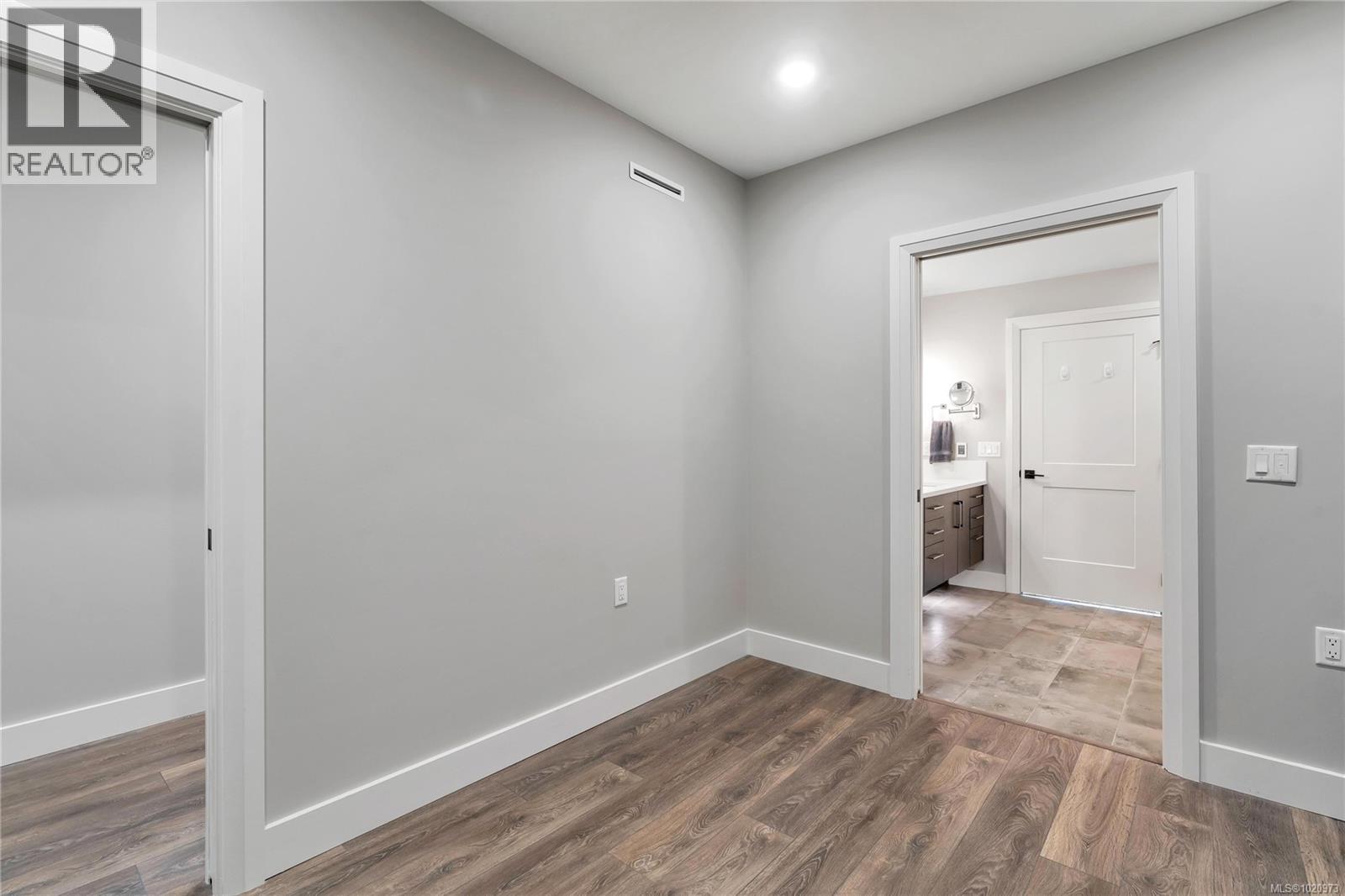 204 741 Travino Lane, Saanich