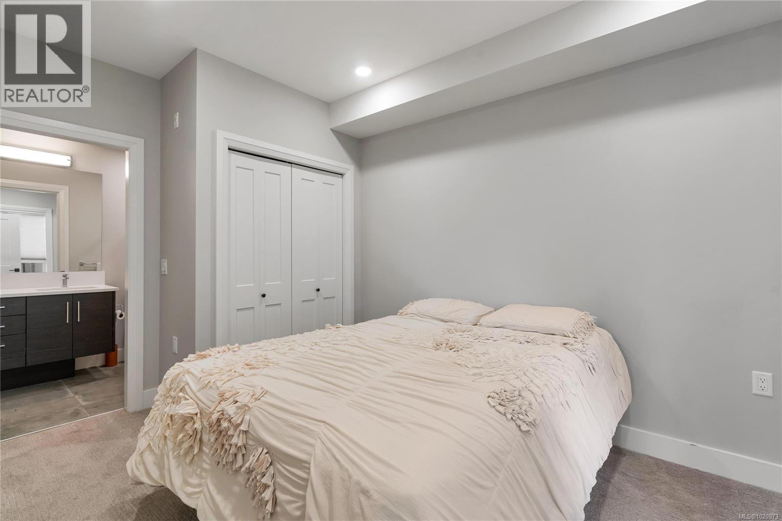 204 741 Travino Lane, Saanich