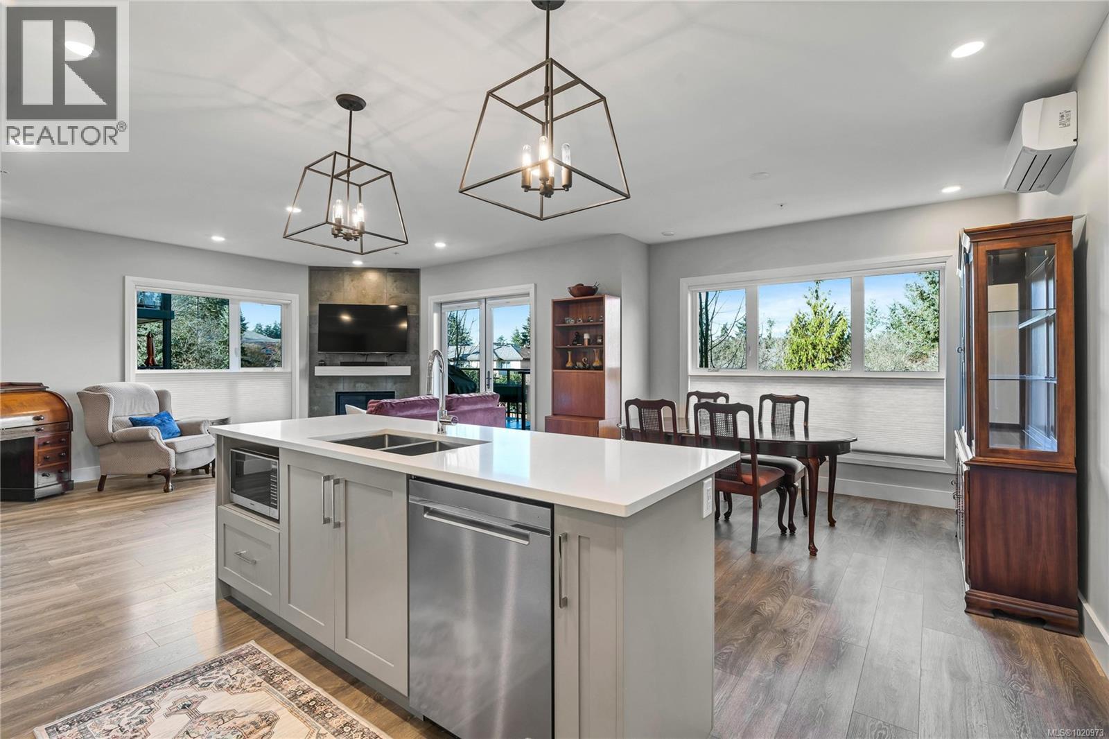 204 741 Travino Lane, Saanich