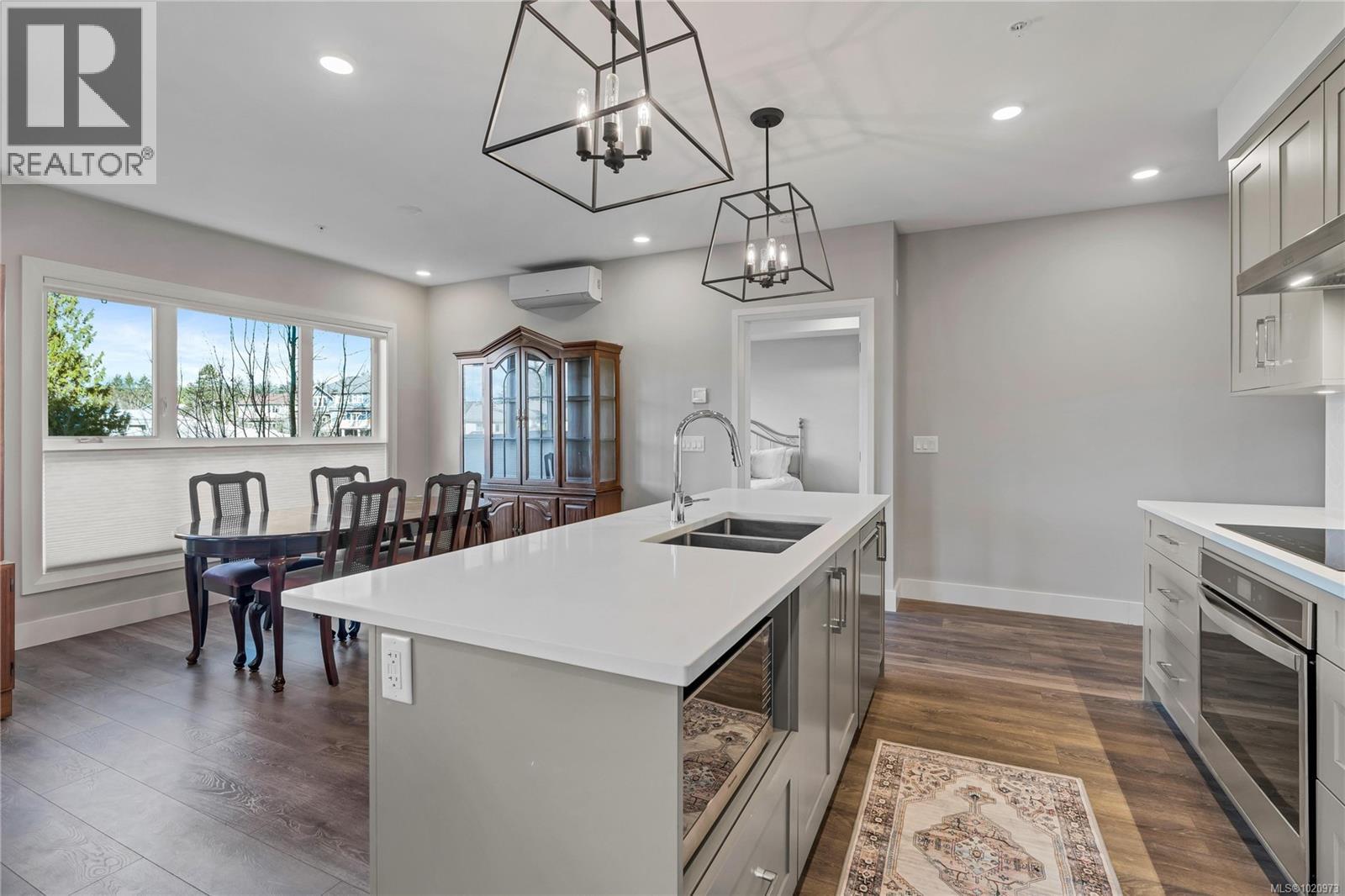 204 741 Travino Lane, Saanich