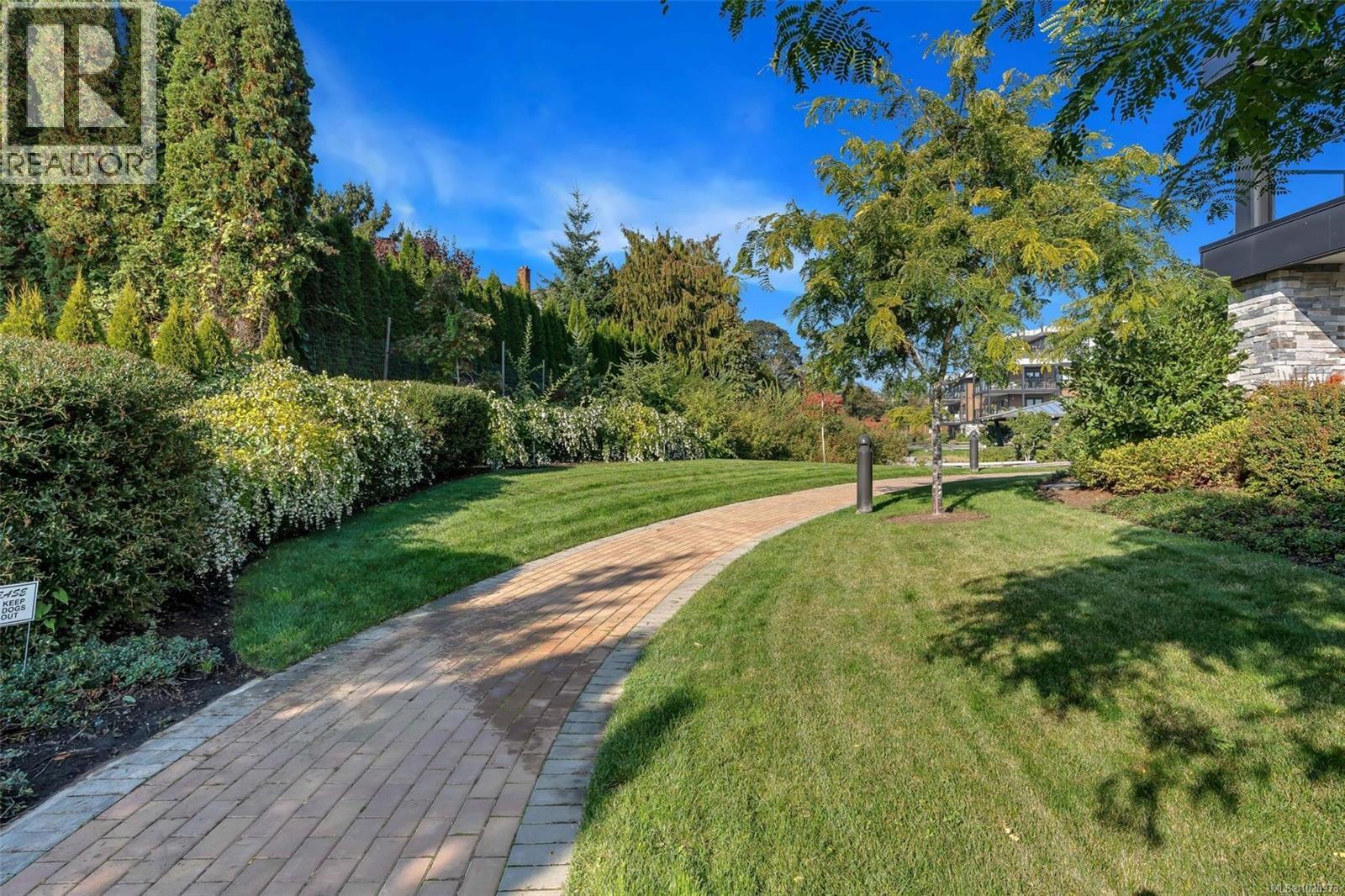 204 741 Travino Lane, Saanich