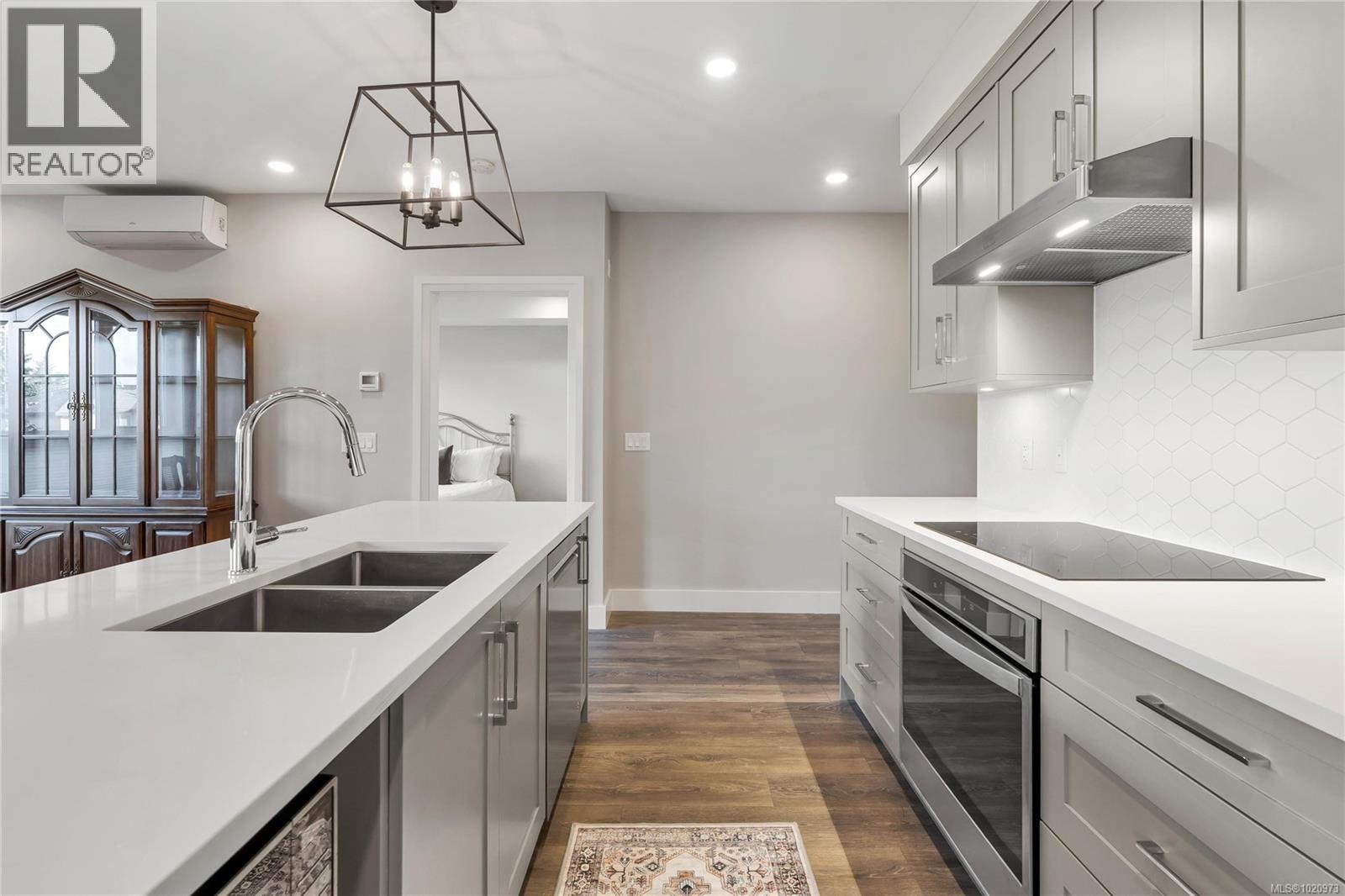 204 741 Travino Lane, Saanich