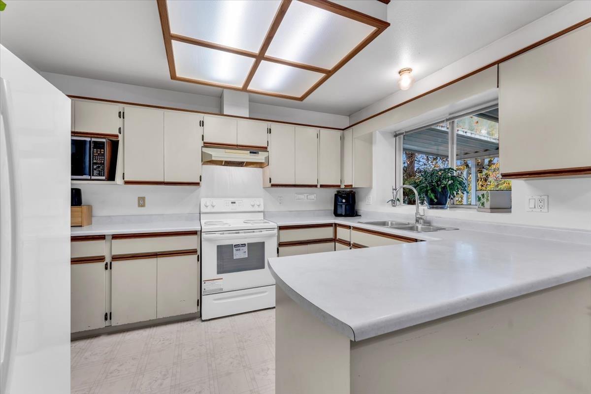 16059 93 AVENUE, Surrey