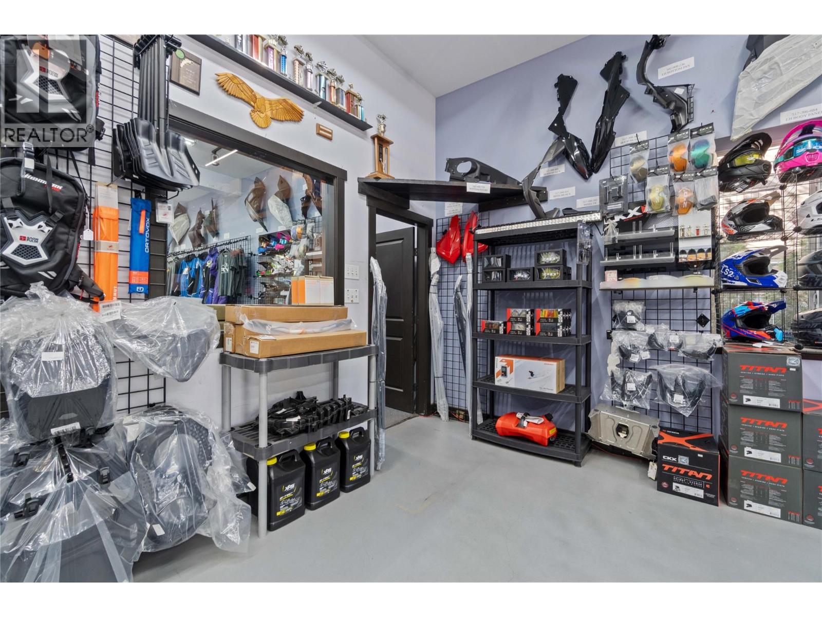 725 Trans-Canada Highway, Sicamous