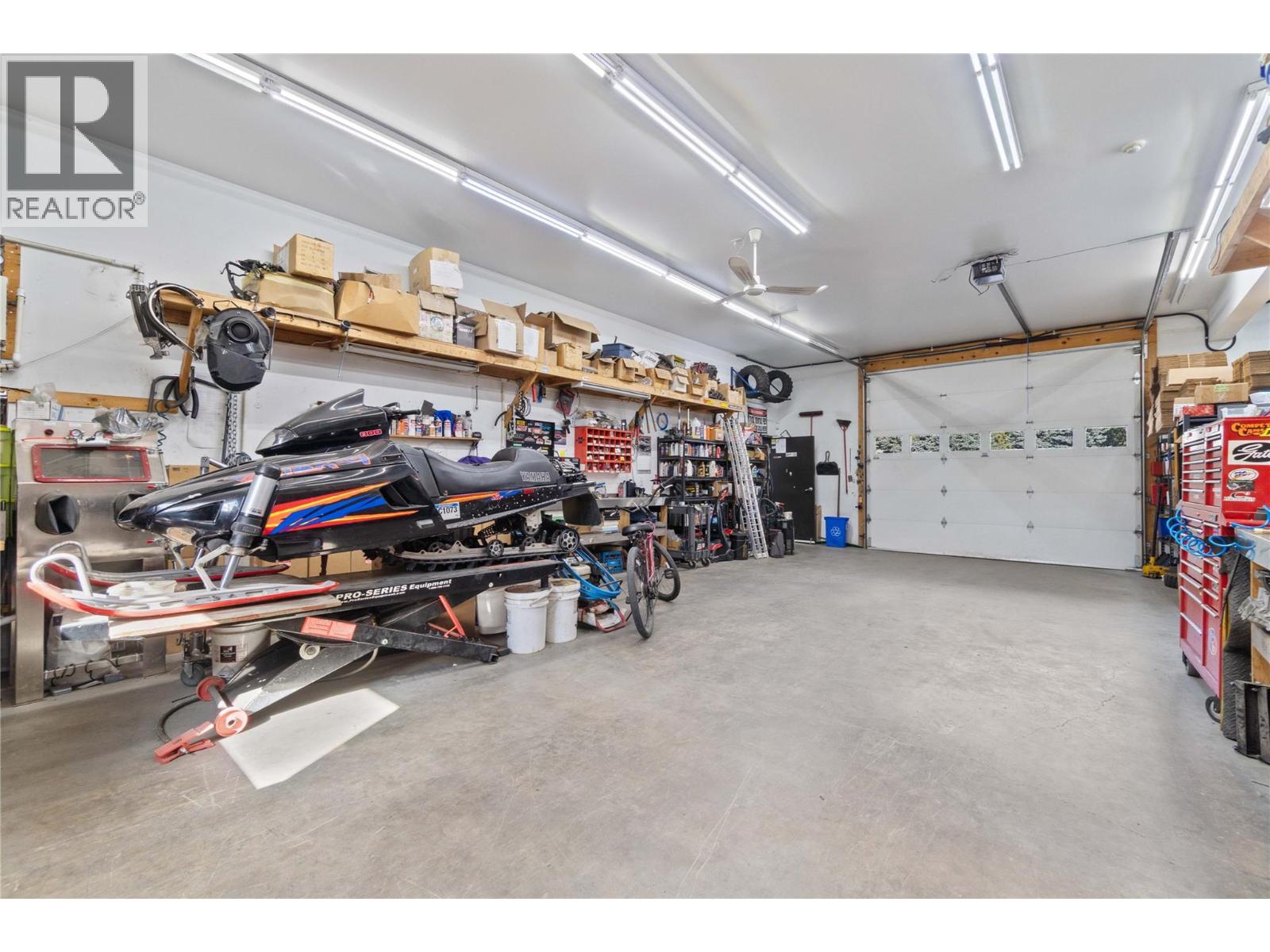 725 Trans-Canada Highway, Sicamous