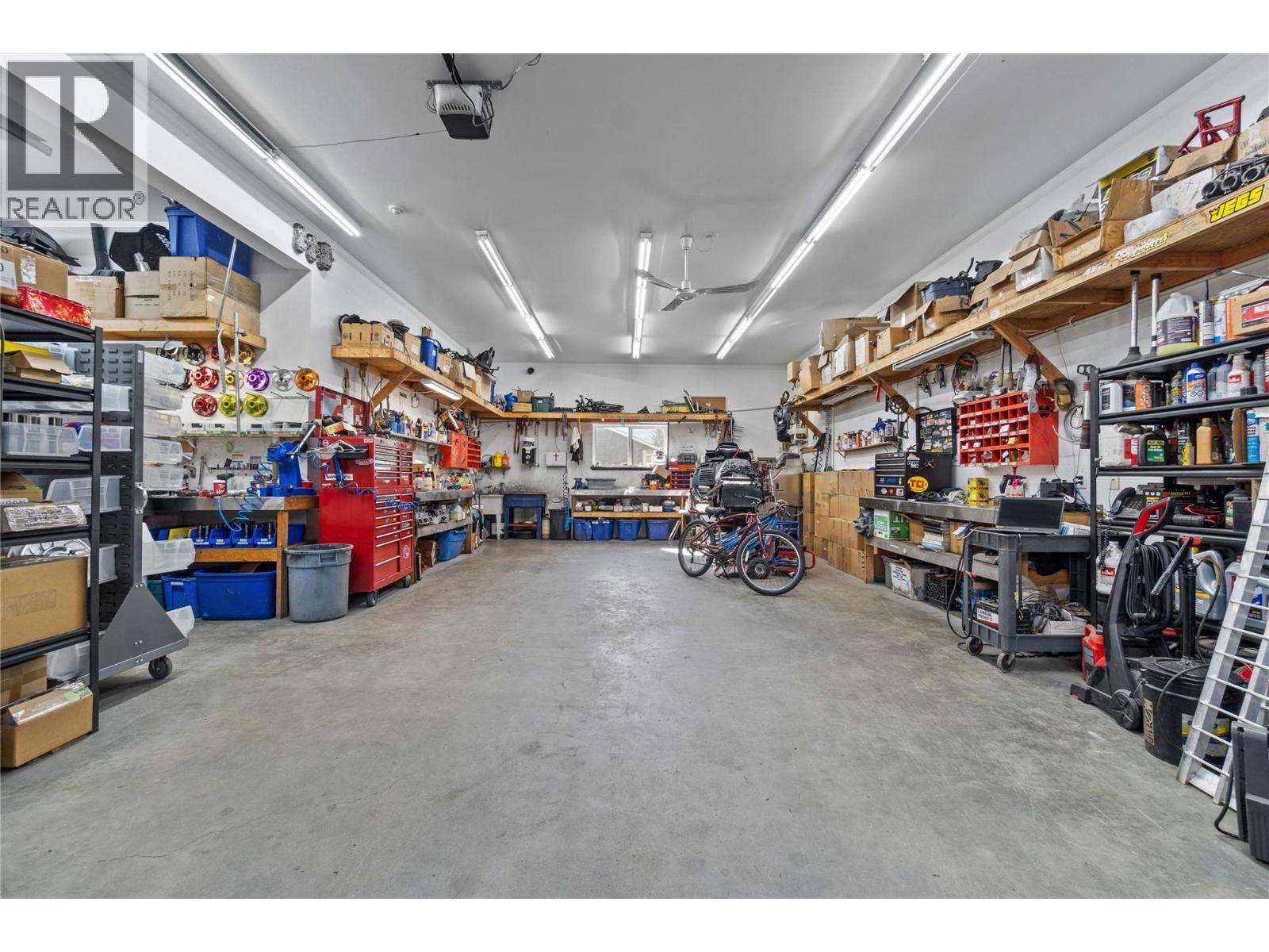 725 Trans-Canada Highway, Sicamous