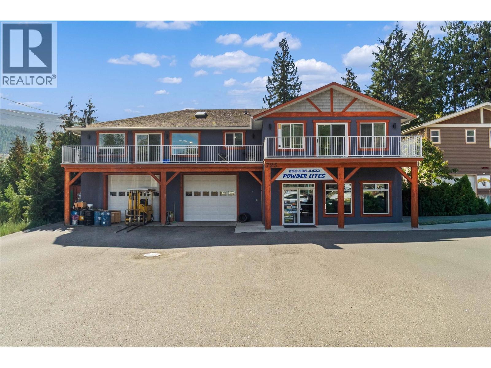 725 Trans-Canada Highway, Sicamous