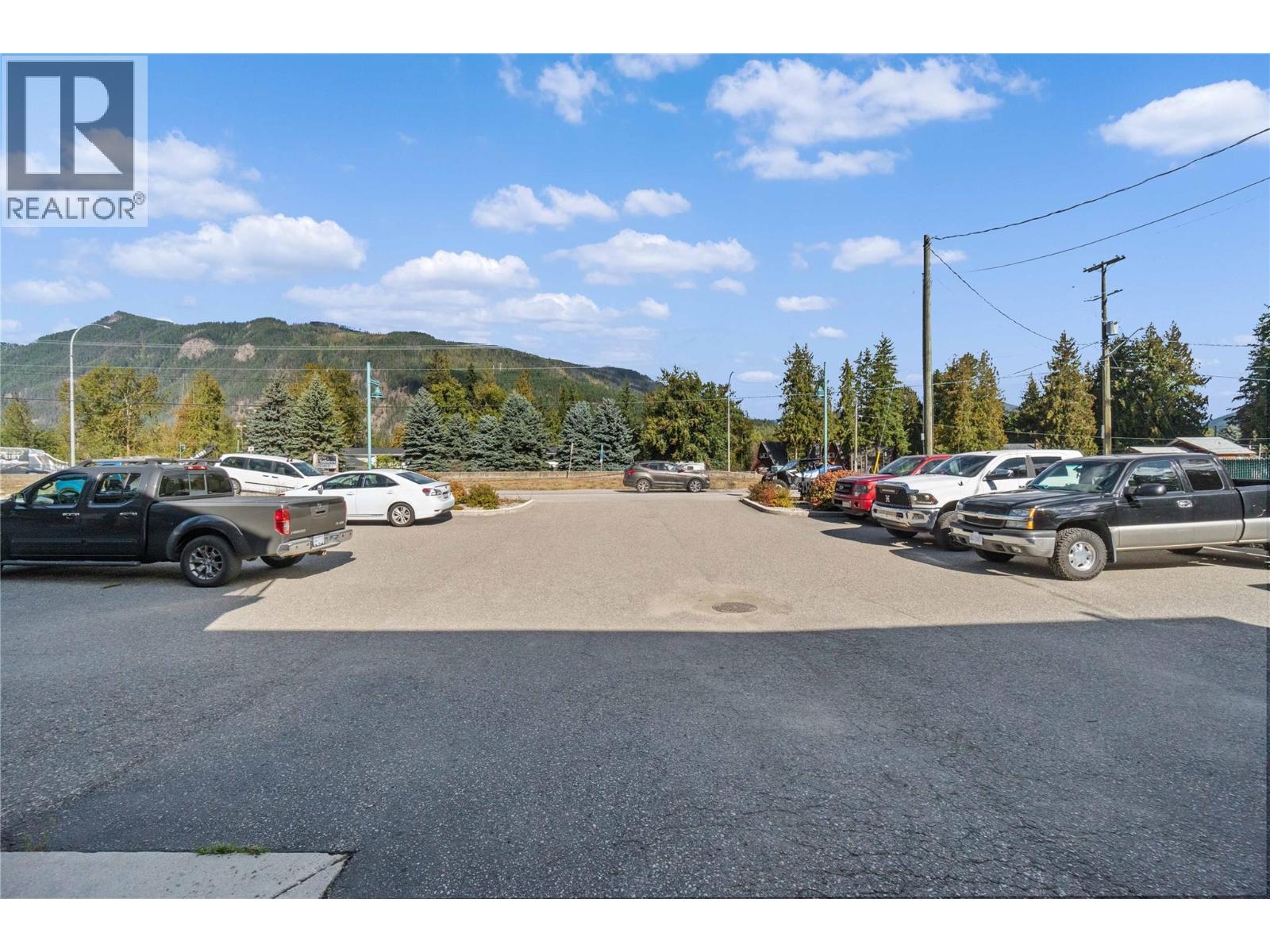 725 Trans-Canada Highway, Sicamous