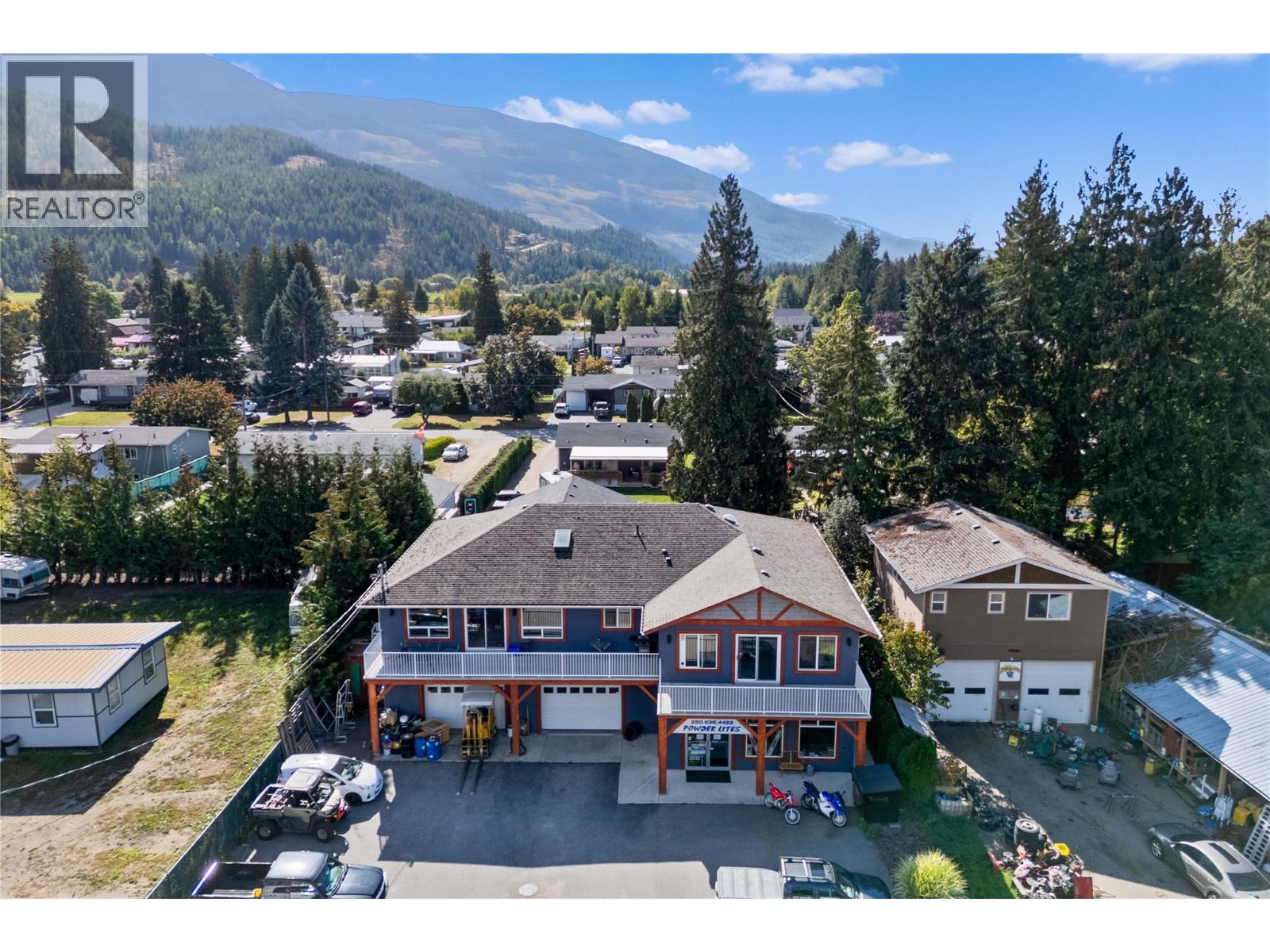 725 Trans-Canada Highway, Sicamous