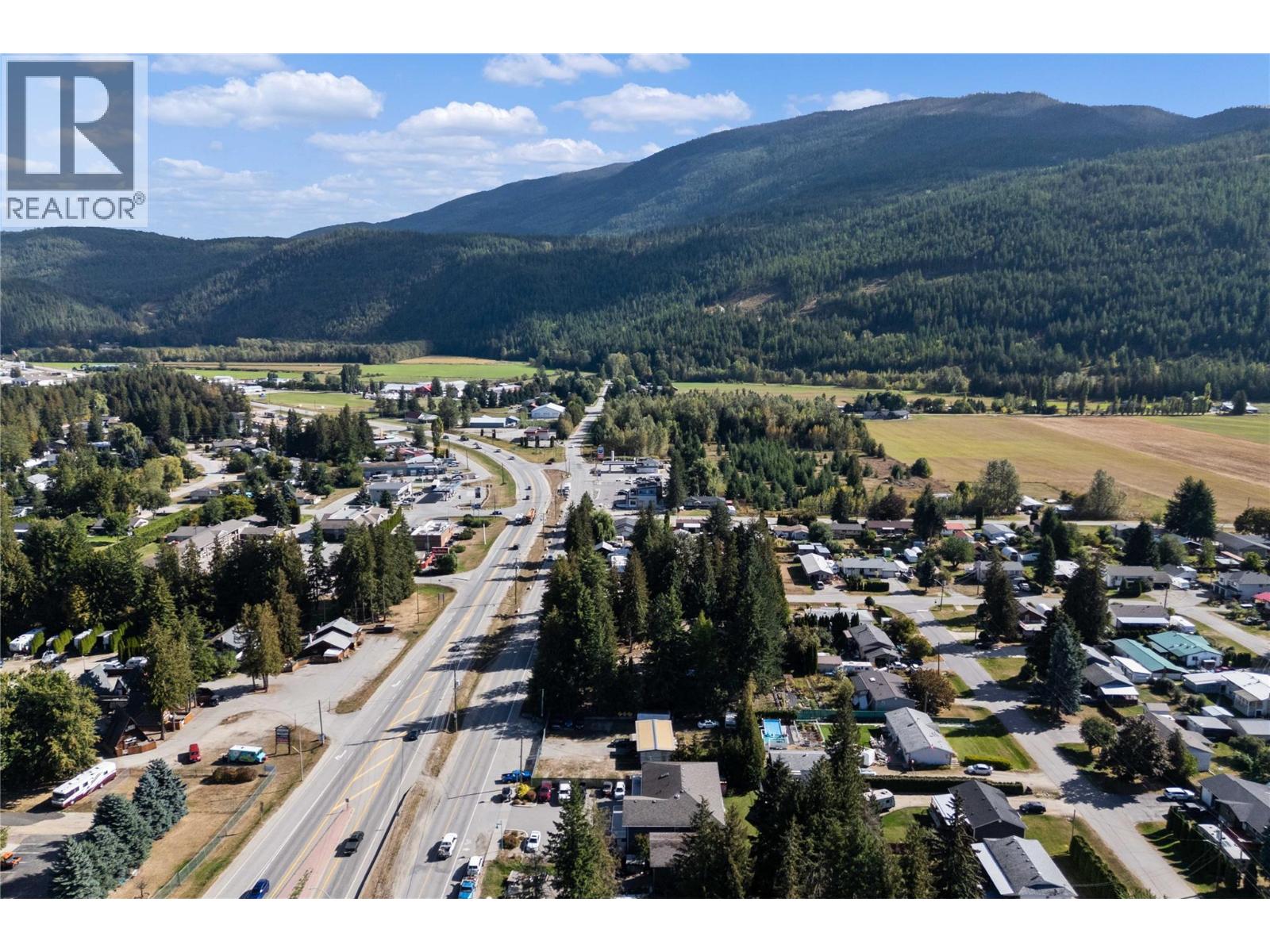 725 Trans-Canada Highway, Sicamous