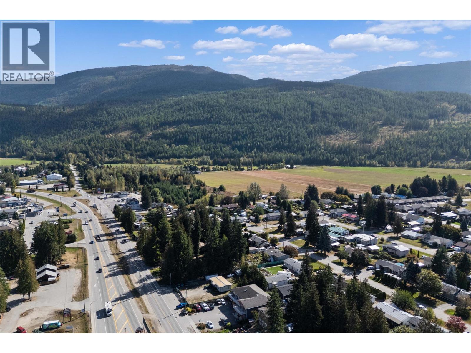 725 Trans-Canada Highway, Sicamous