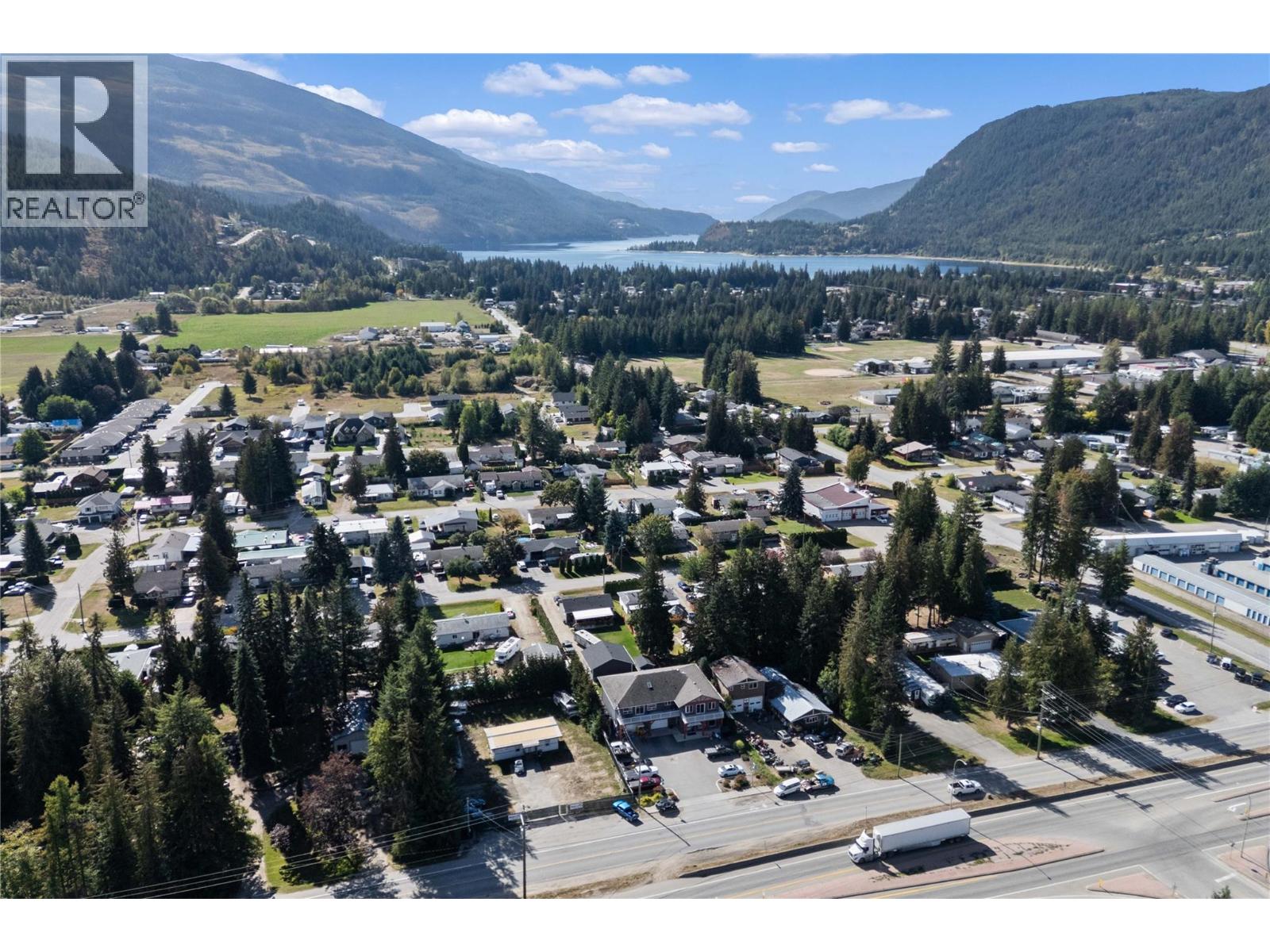 725 Trans-Canada Highway, Sicamous