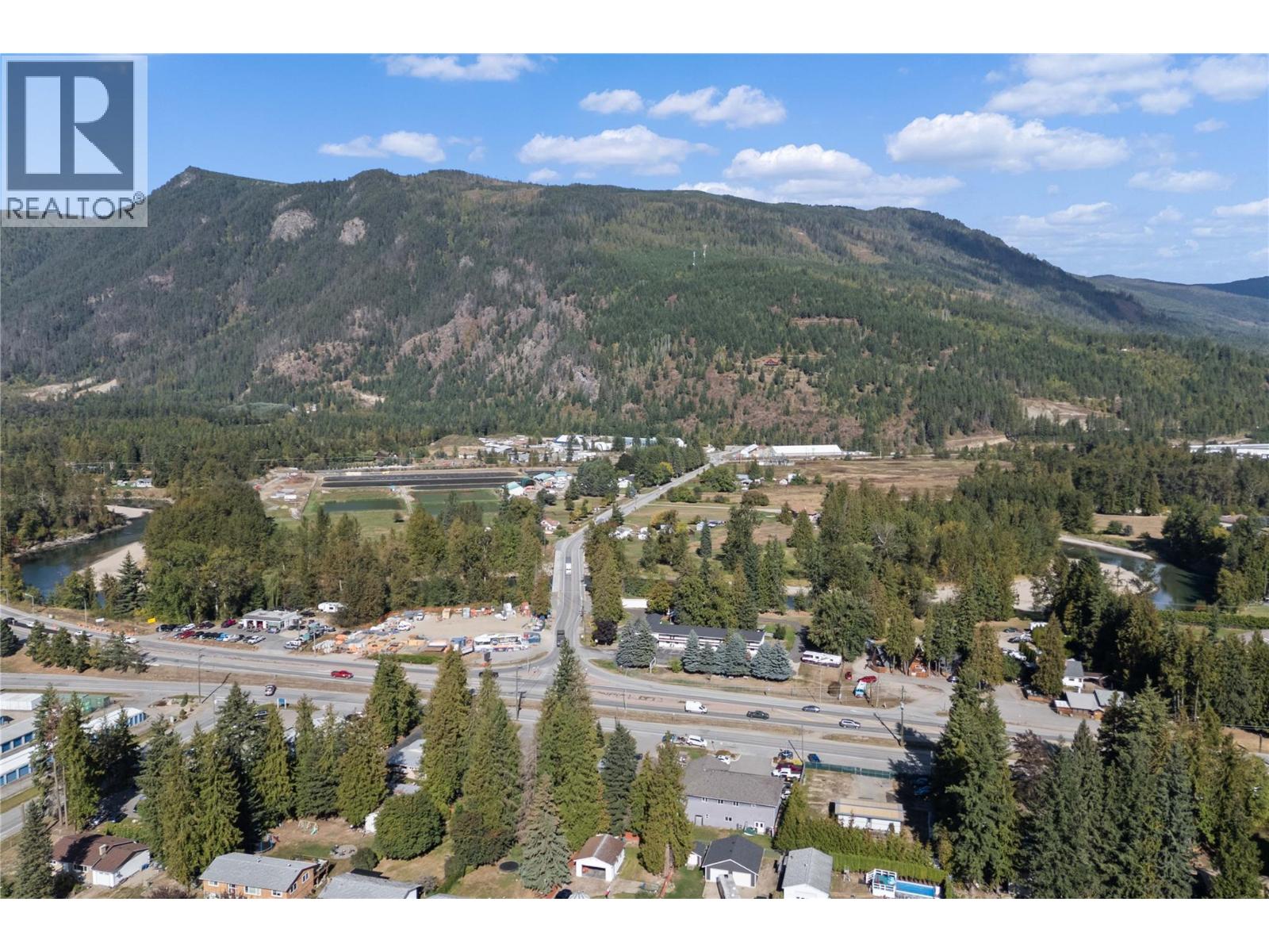 725 Trans-Canada Highway, Sicamous