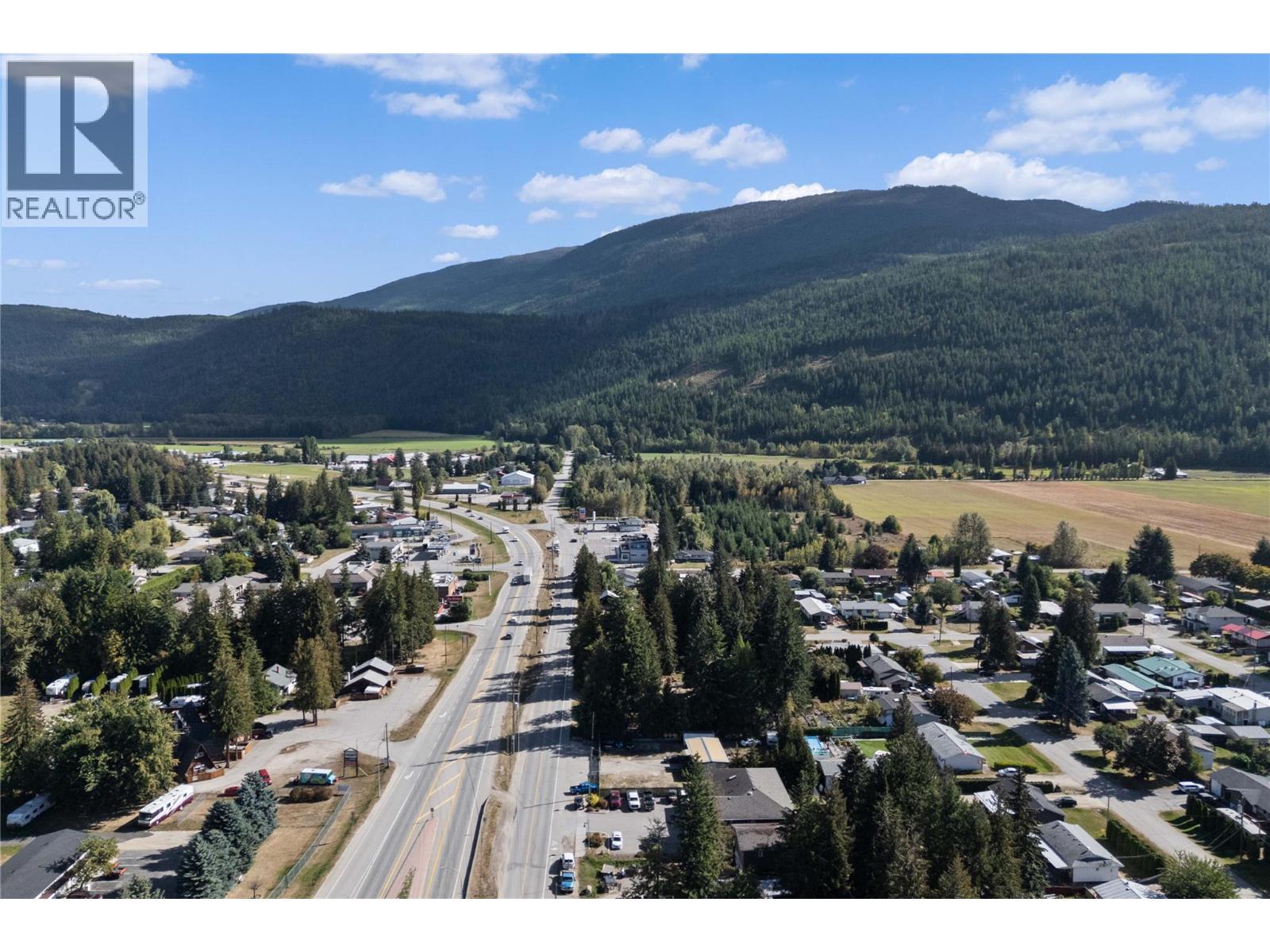725 Trans-Canada Highway, Sicamous