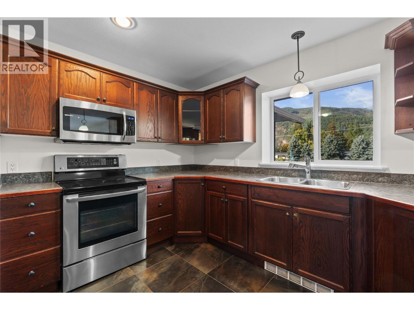 725 Trans-Canada Highway, Sicamous