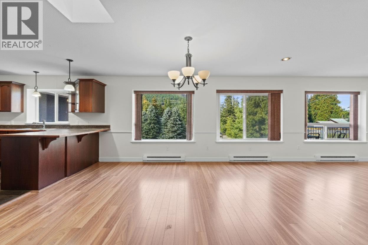 725 Trans-Canada Highway, Sicamous