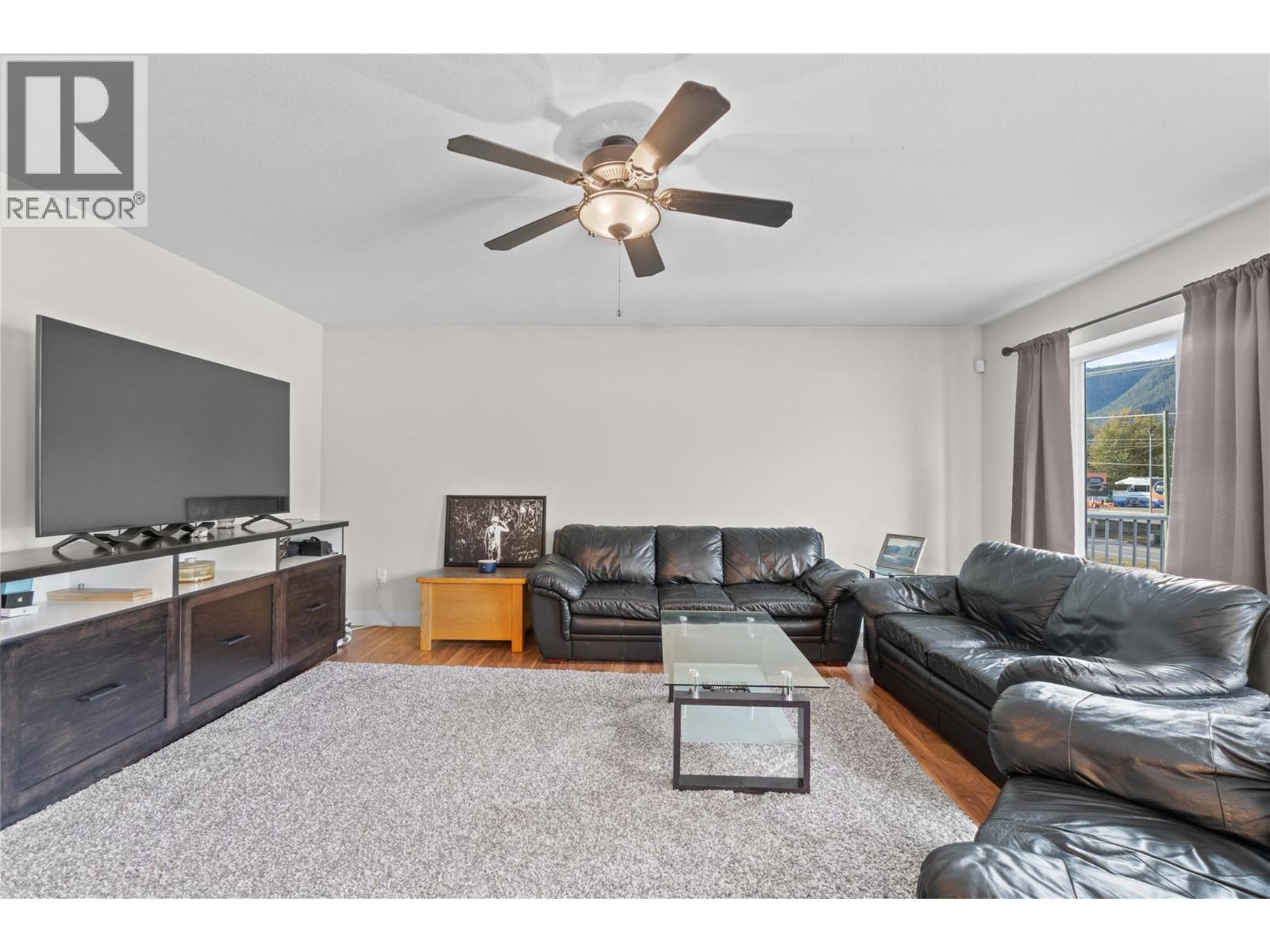 725 Trans-Canada Highway, Sicamous