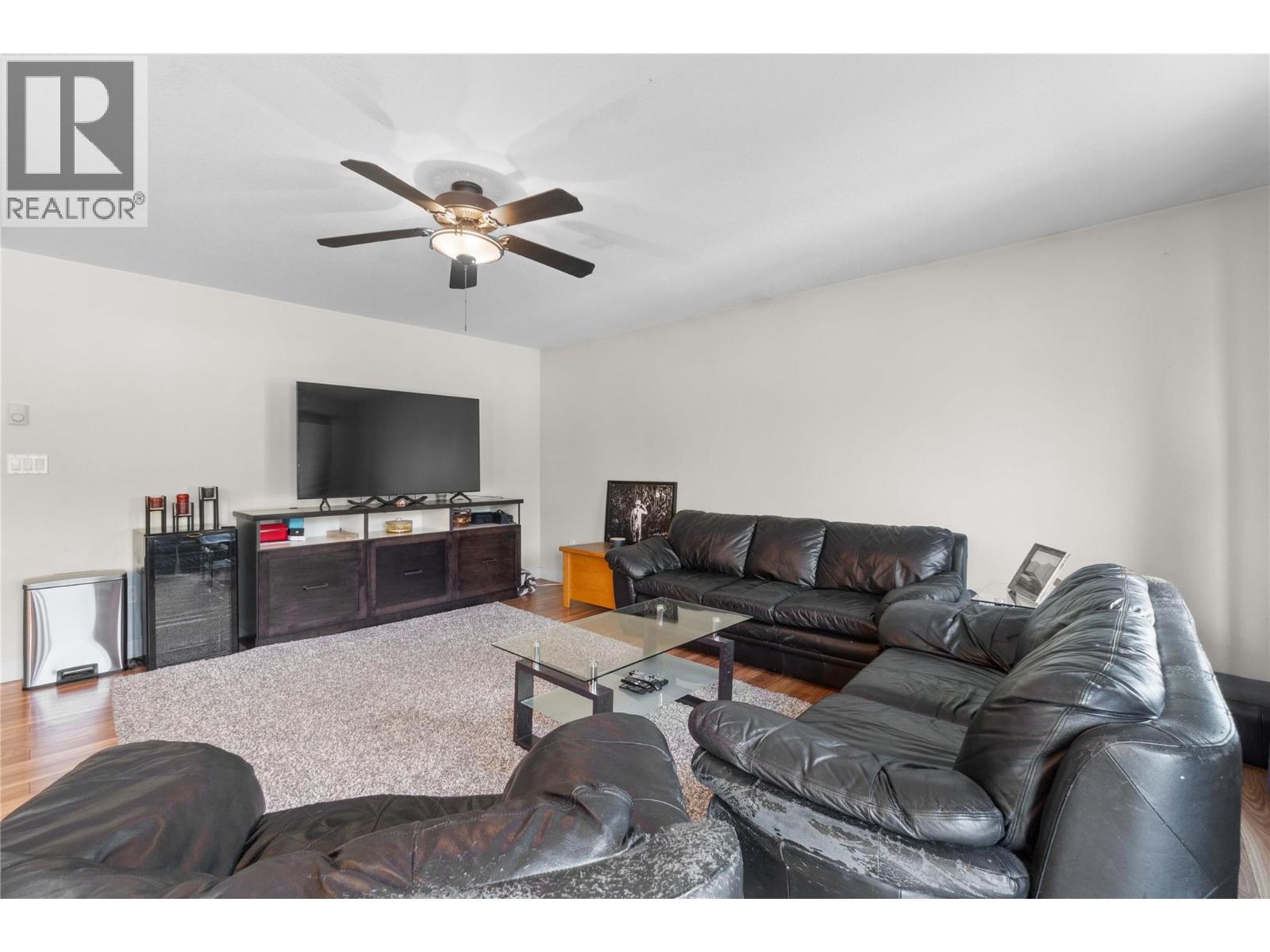 725 Trans-Canada Highway, Sicamous