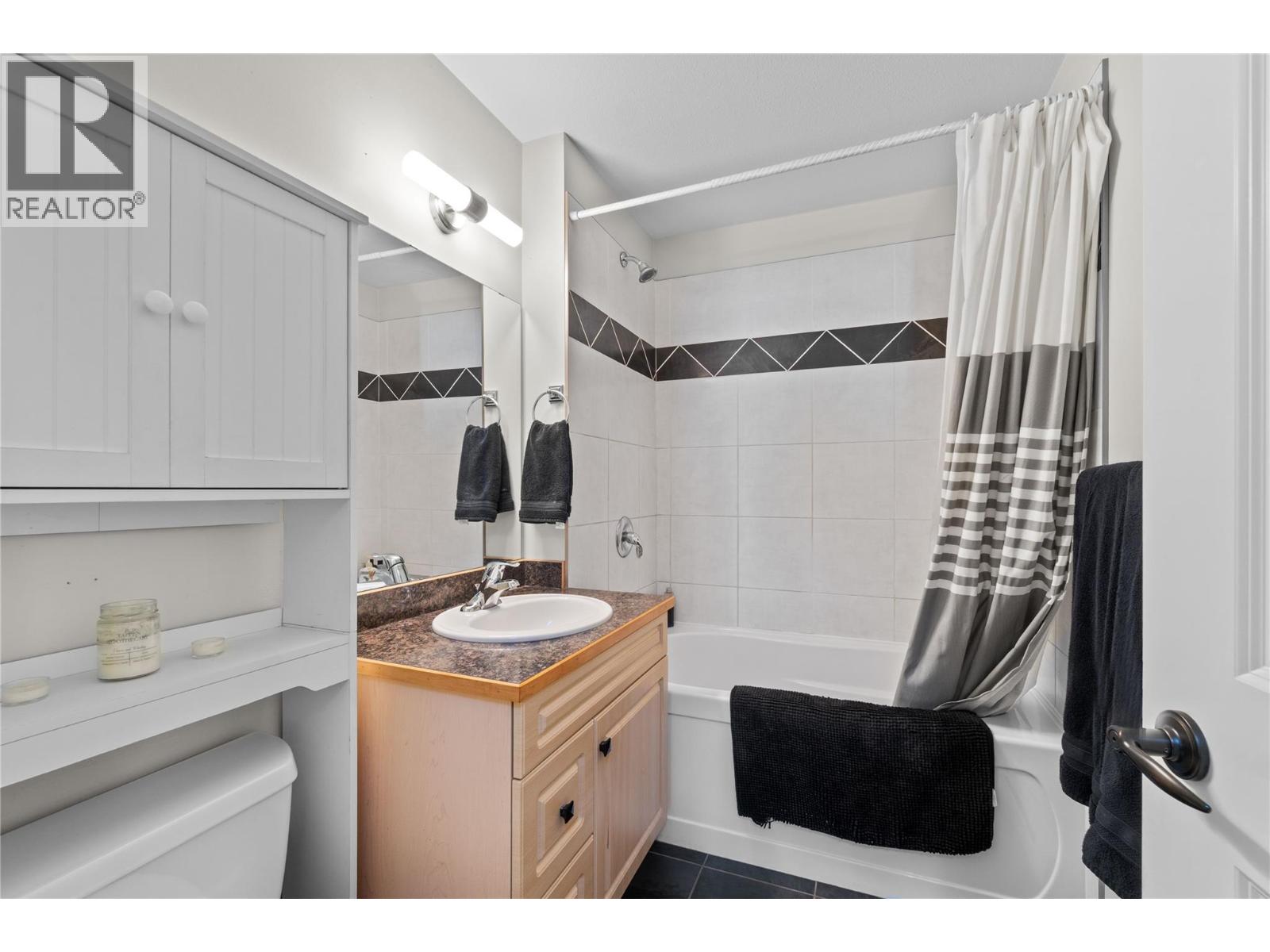 725 Trans-Canada Highway, Sicamous