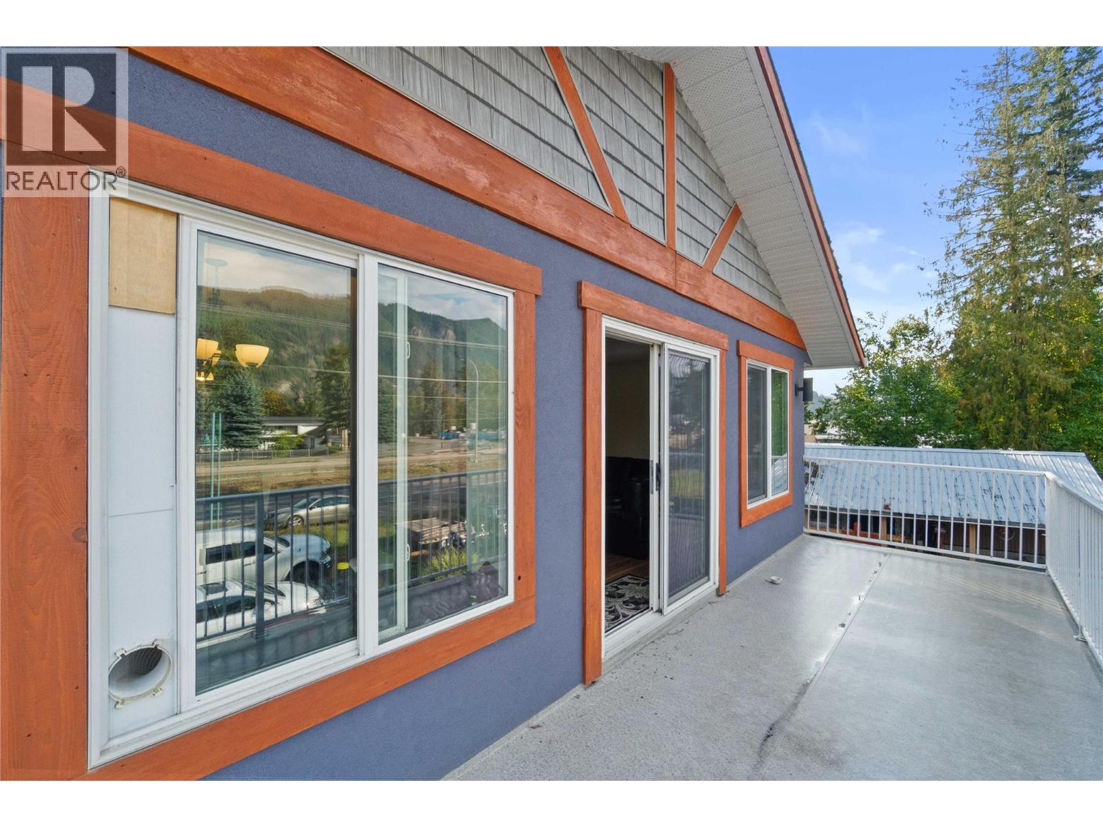 725 Trans-Canada Highway, Sicamous