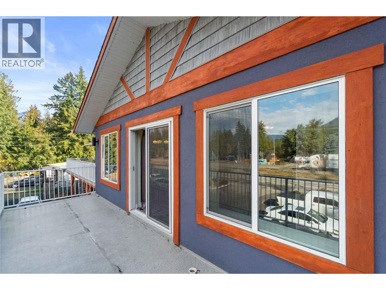 725 Trans-Canada Highway, Sicamous