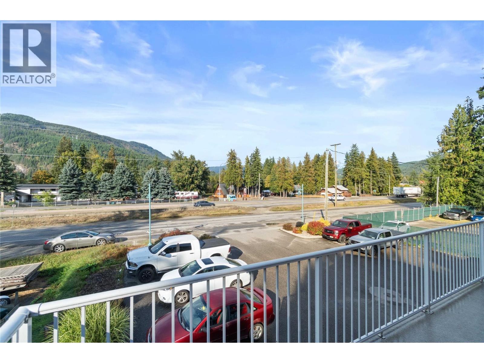 725 Trans-Canada Highway, Sicamous