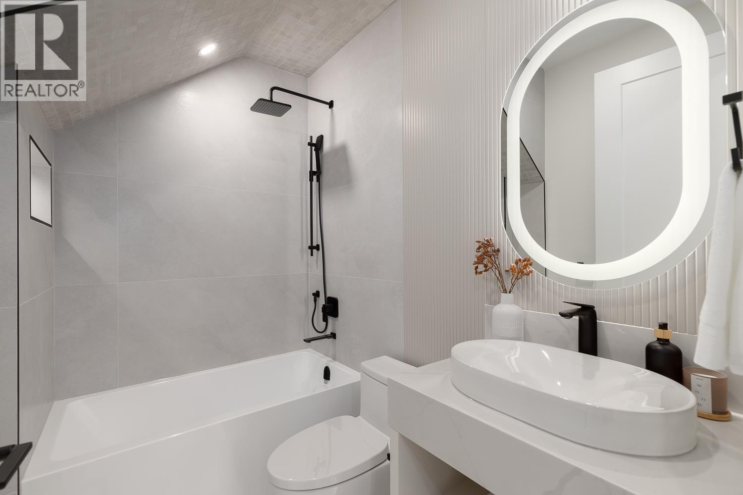 2 2976 W 13TH AVENUE, Vancouver