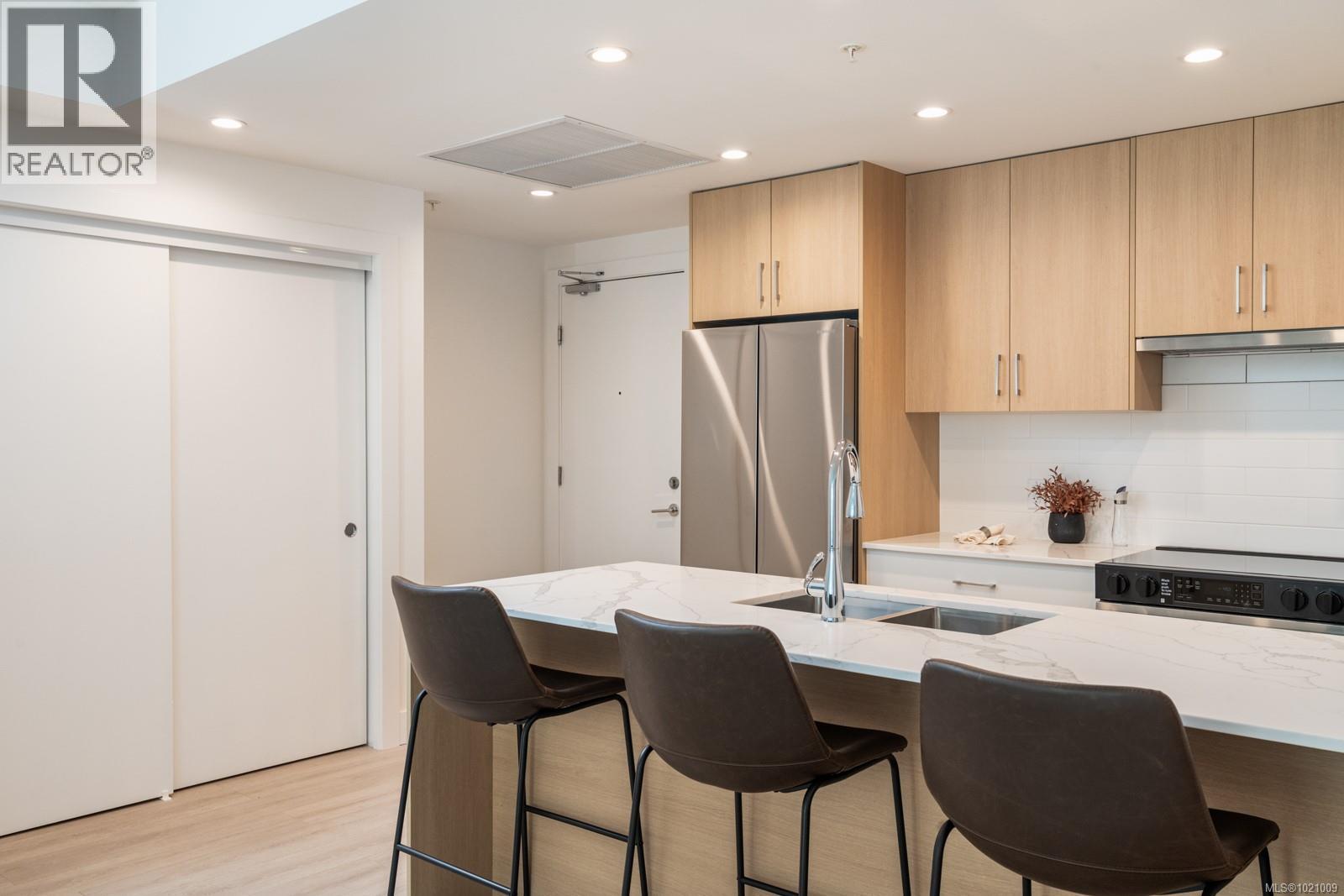 501 258 Helmcken Rd, View Royal