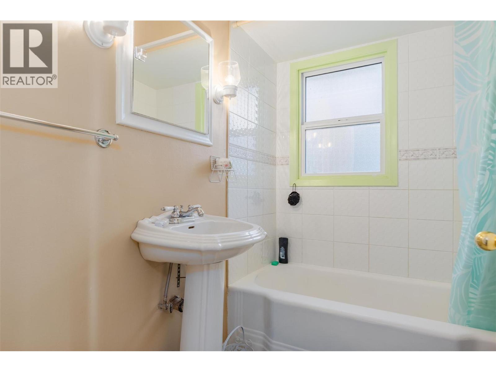 3404 4th Avenue, Castlegar