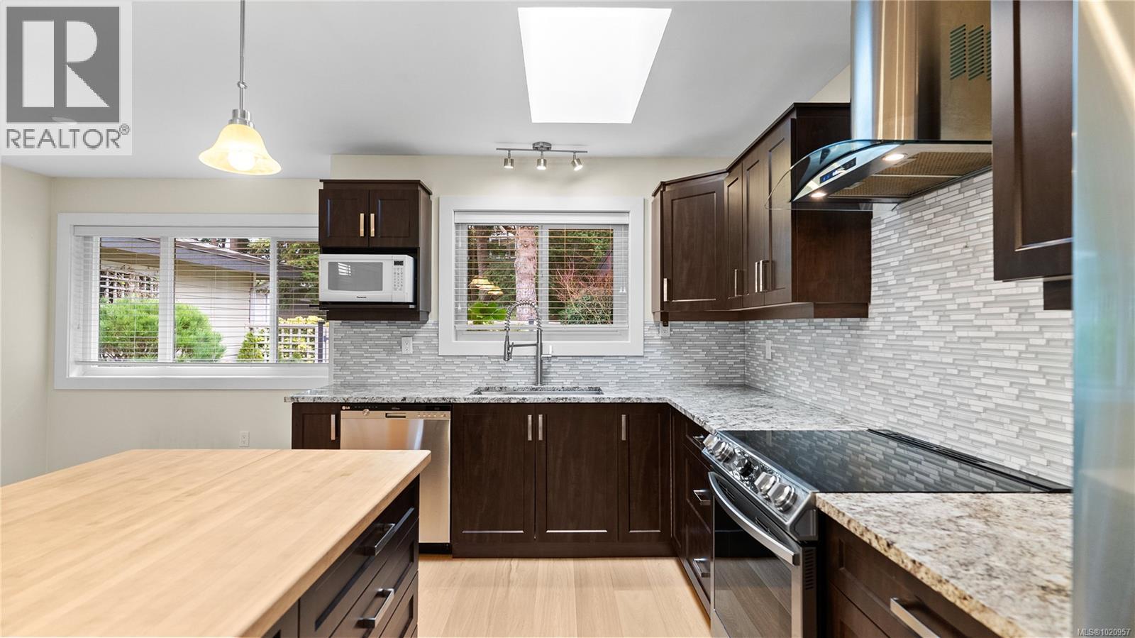 917 2829 Arbutus Rd, Saanich