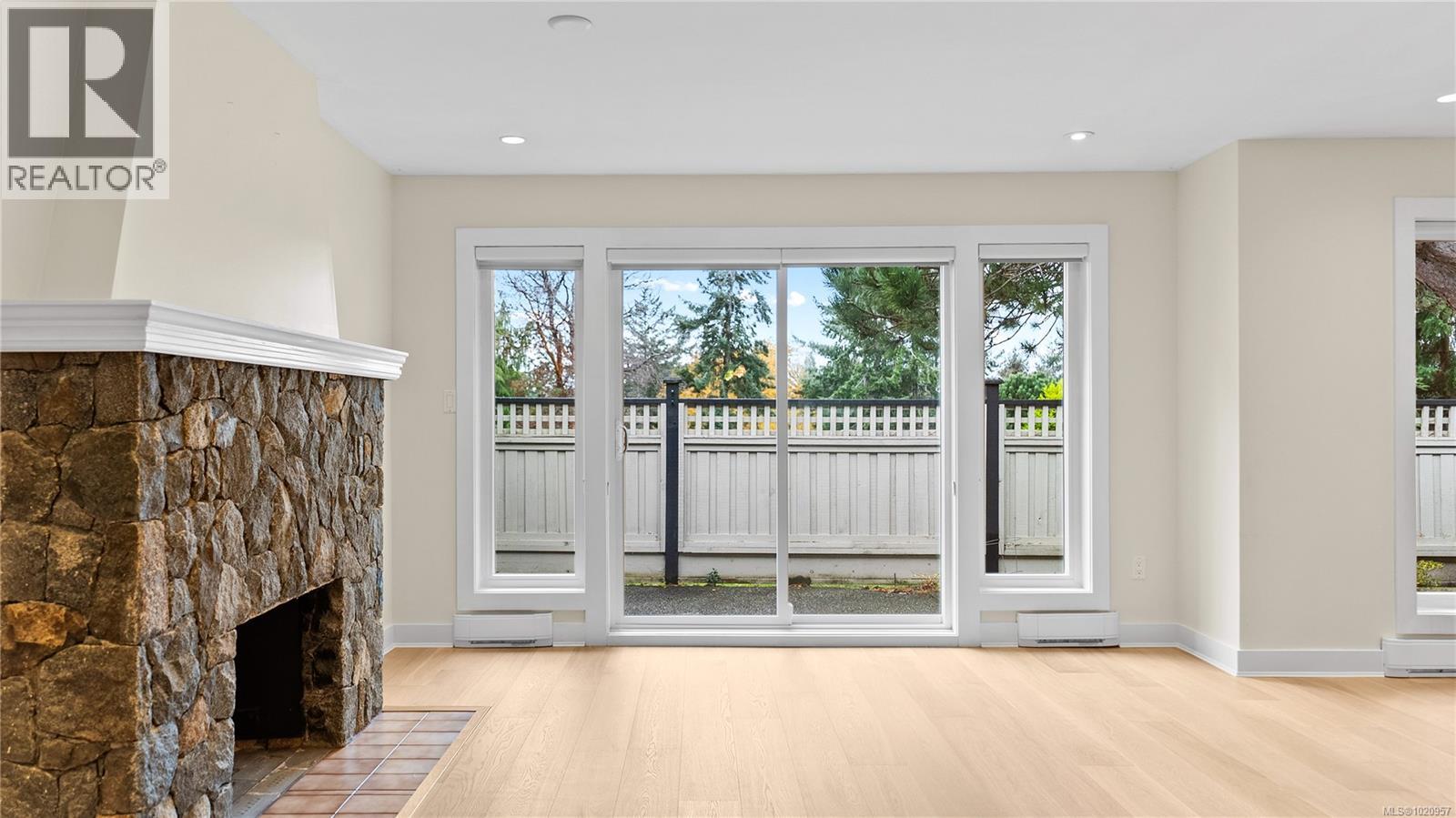 917 2829 Arbutus Rd, Saanich