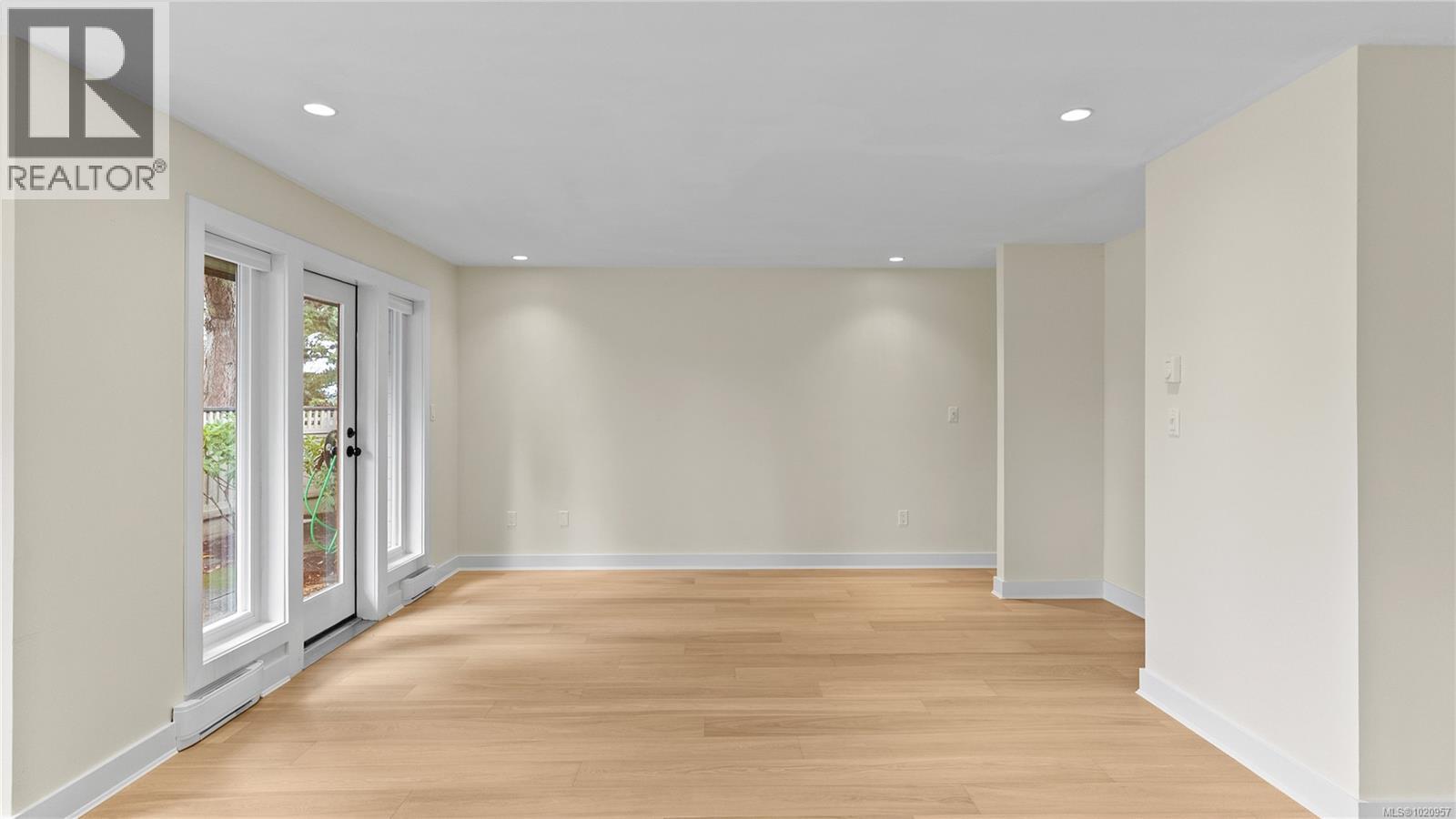 917 2829 Arbutus Rd, Saanich