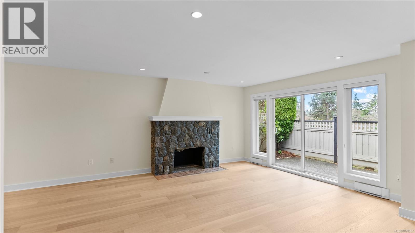 917 2829 Arbutus Rd, Saanich