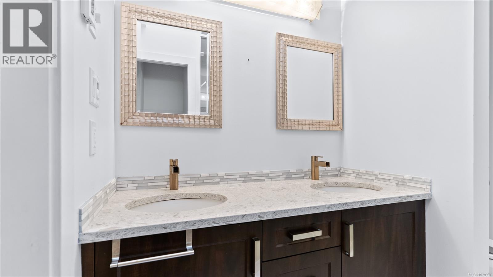 917 2829 Arbutus Rd, Saanich